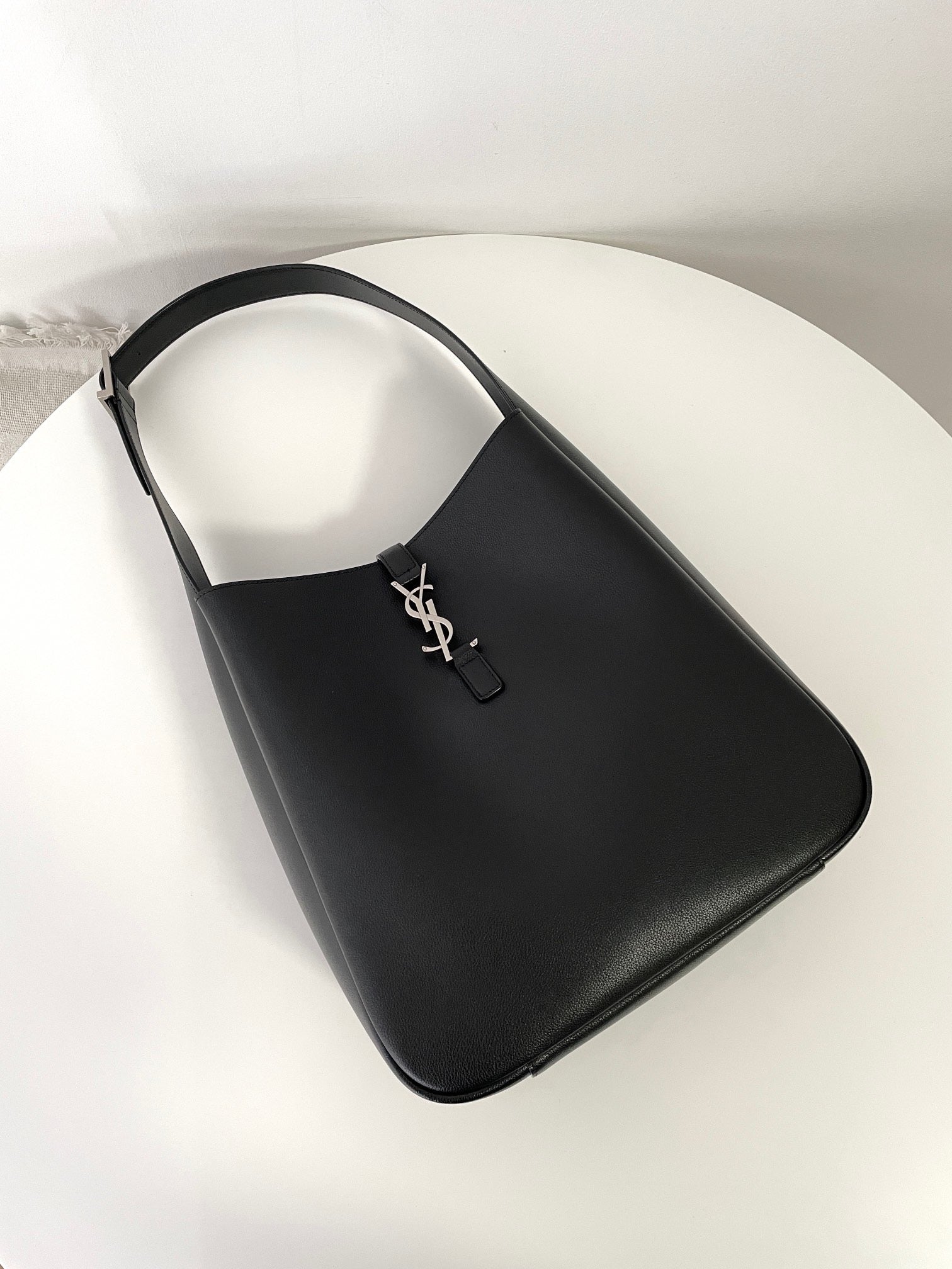 생로랑 LE 5À7 서플 라지 그레인 레더