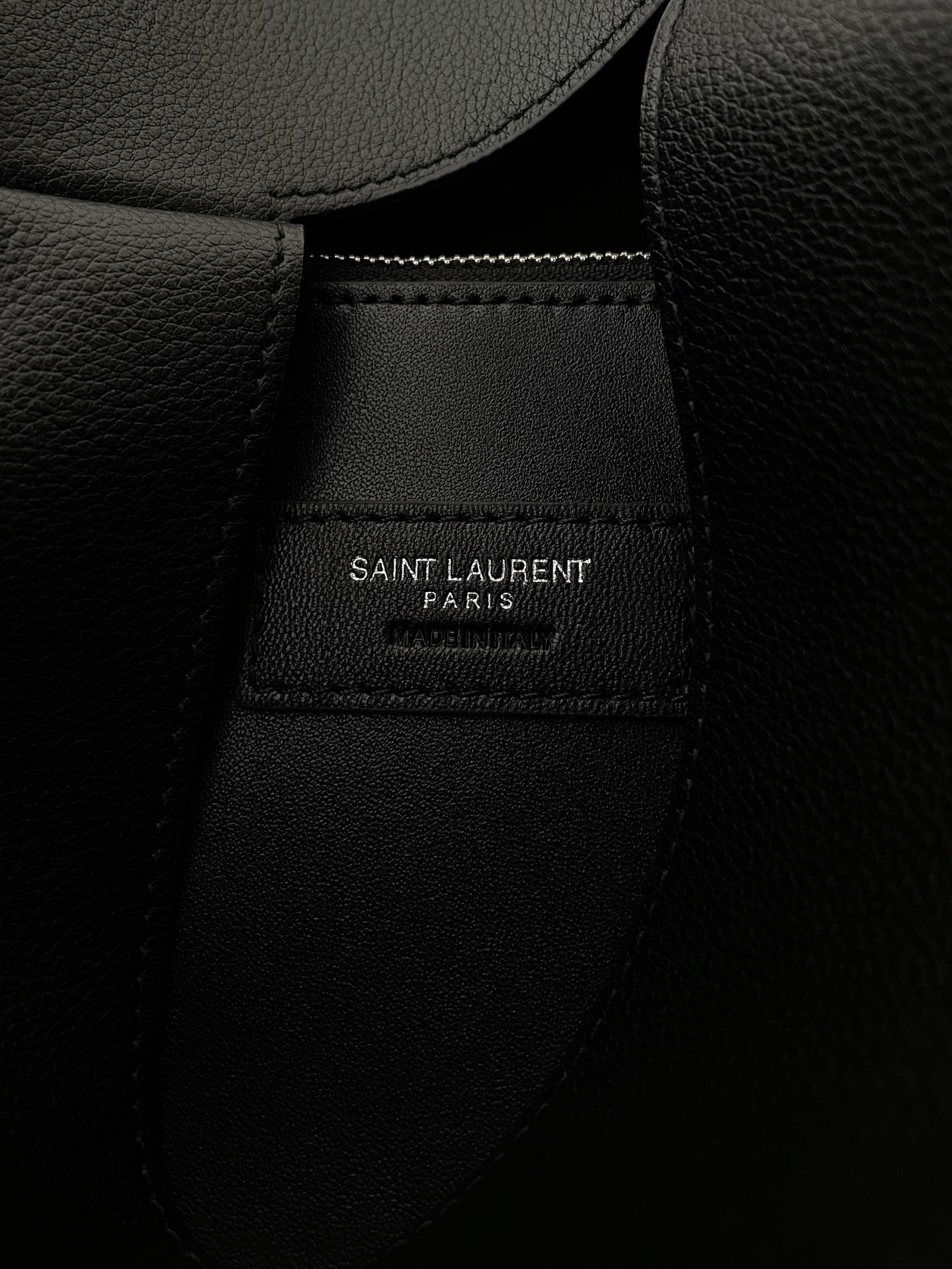 생로랑 LE 5À7 서플 라지 그레인 레더