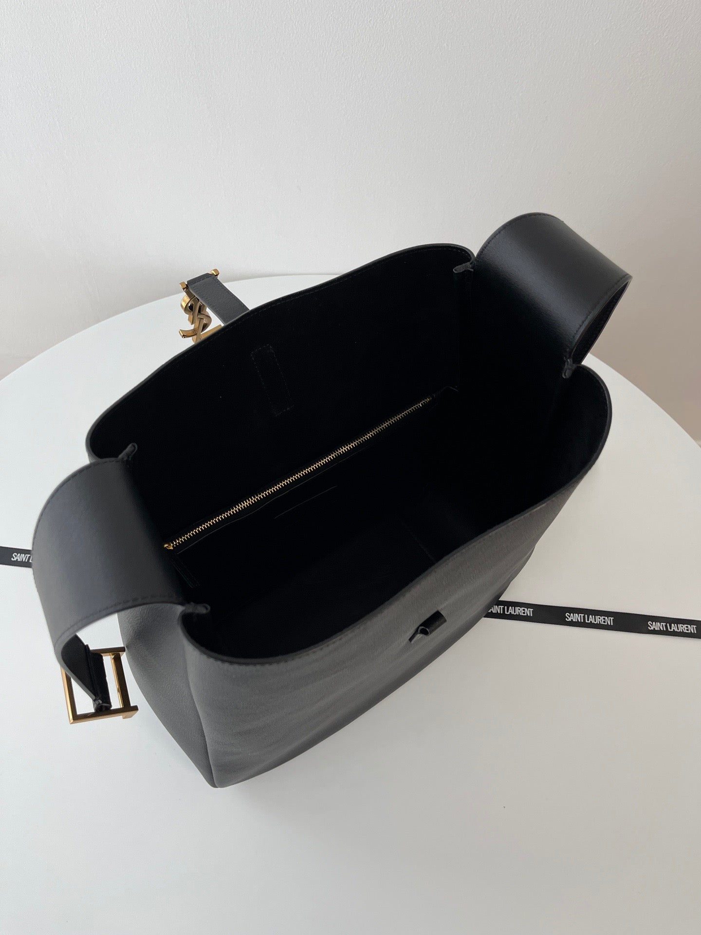 생로랑 LE 5À7 서플 라지 그레인 레더