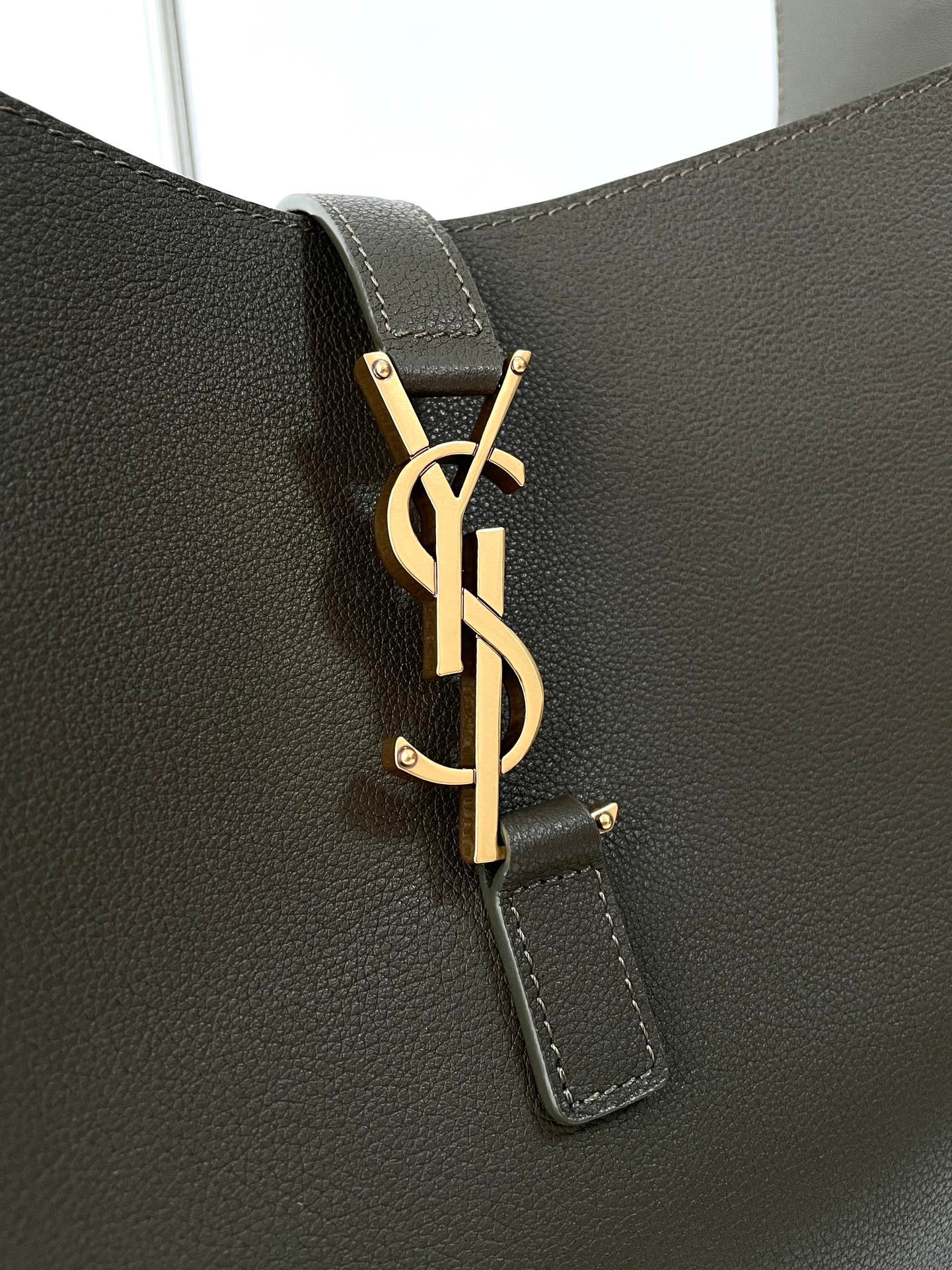 생로랑 LE 5À7 서플 라지 그레인 레더