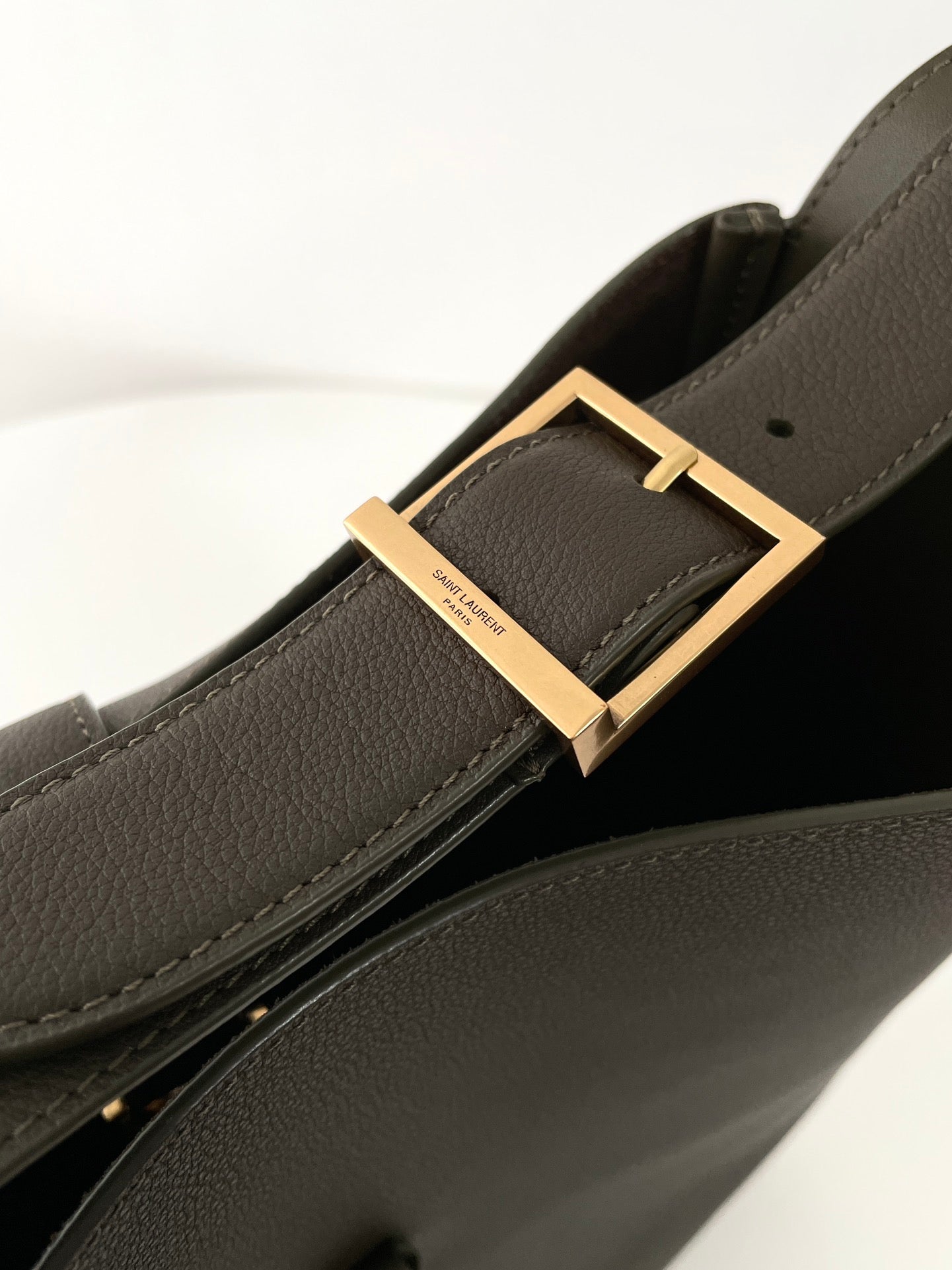 생로랑 LE 5À7 서플 라지 그레인 레더