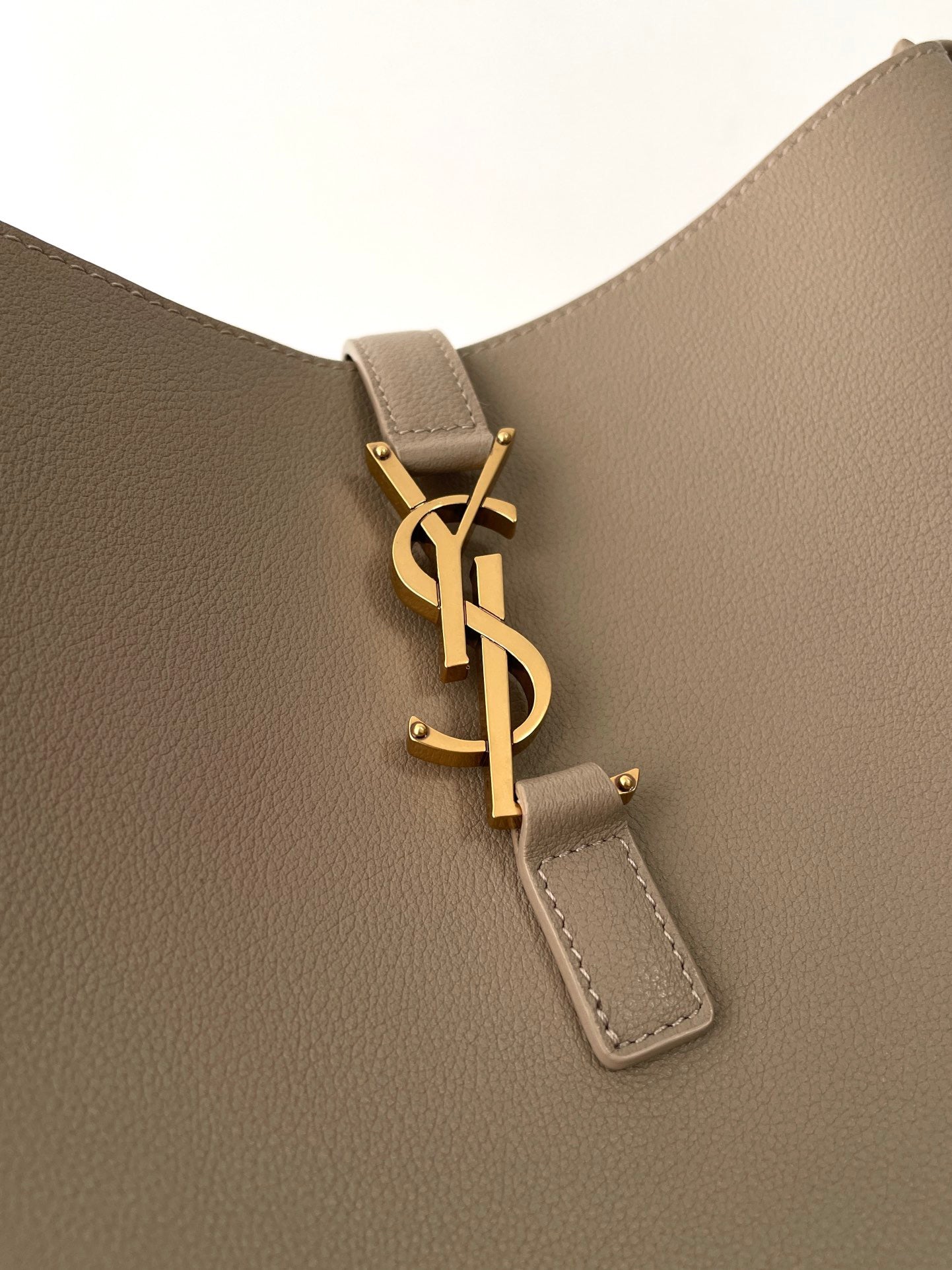 생로랑 LE 5À7 서플 라지 그레인 레더