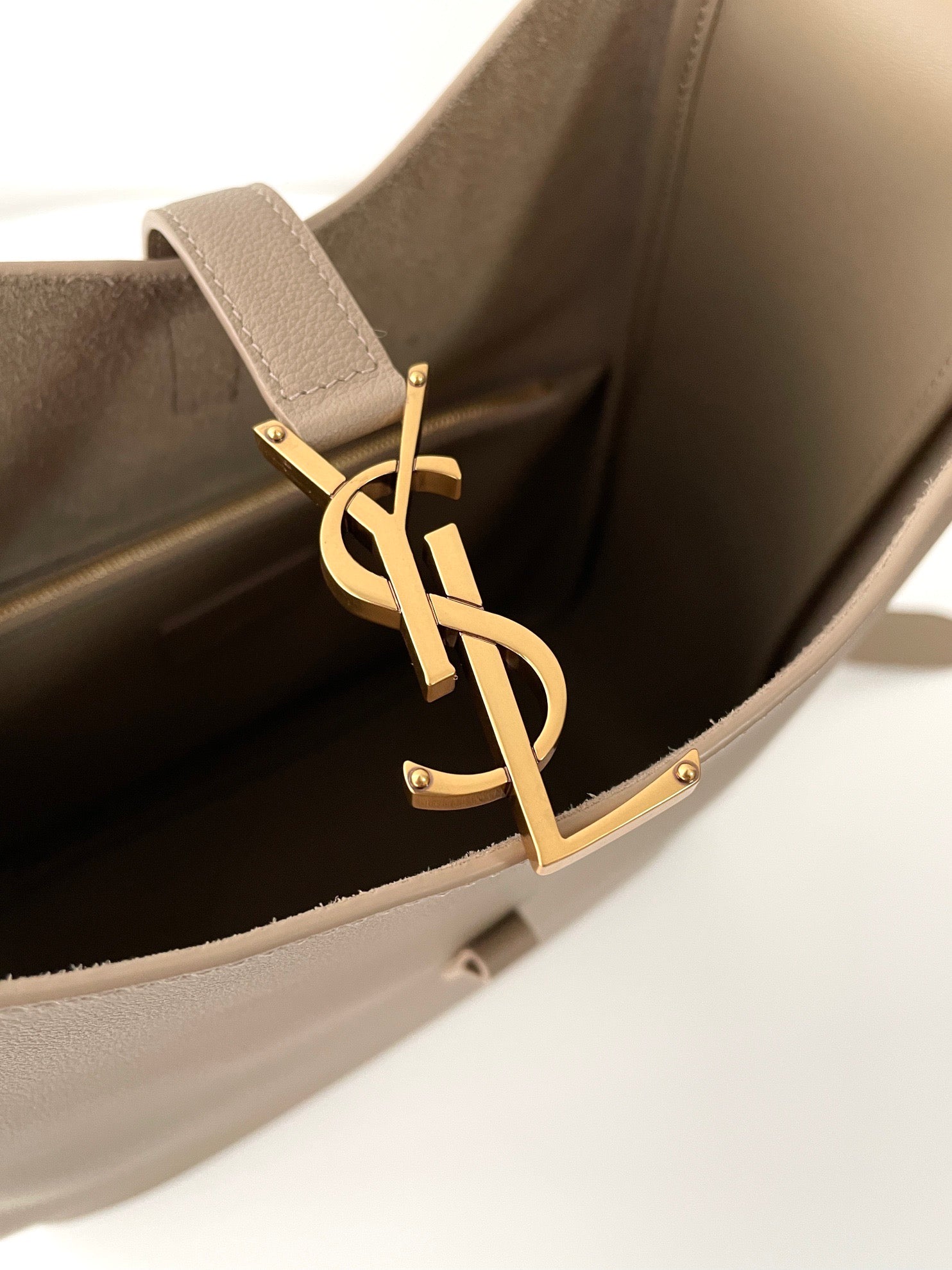 생로랑 LE 5À7 서플 라지 그레인 레더