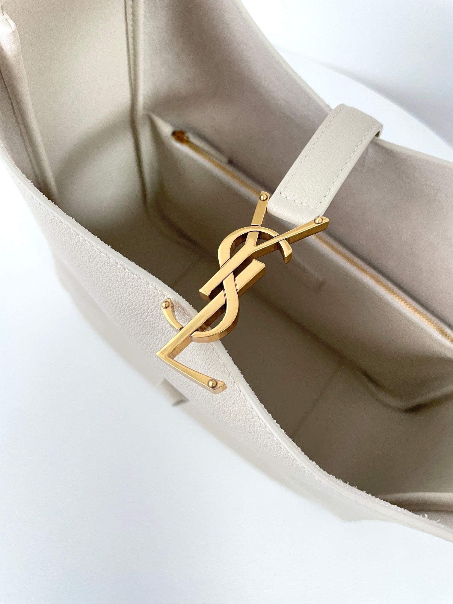 생로랑 LE 5À7 서플 라지 그레인 레더