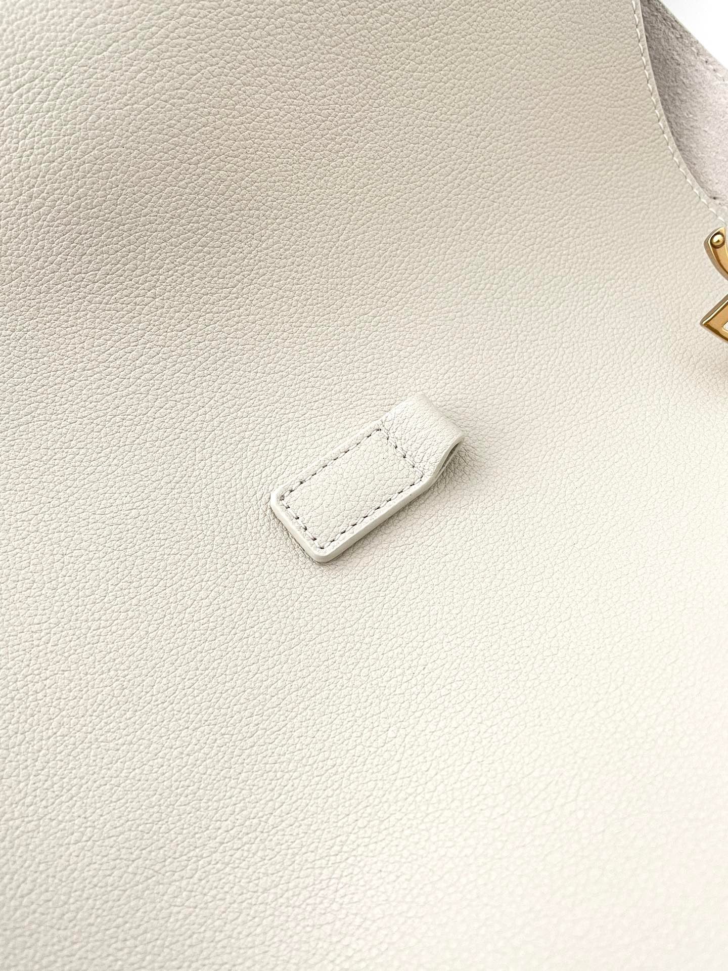 생로랑 LE 5À7 서플 라지 그레인 레더