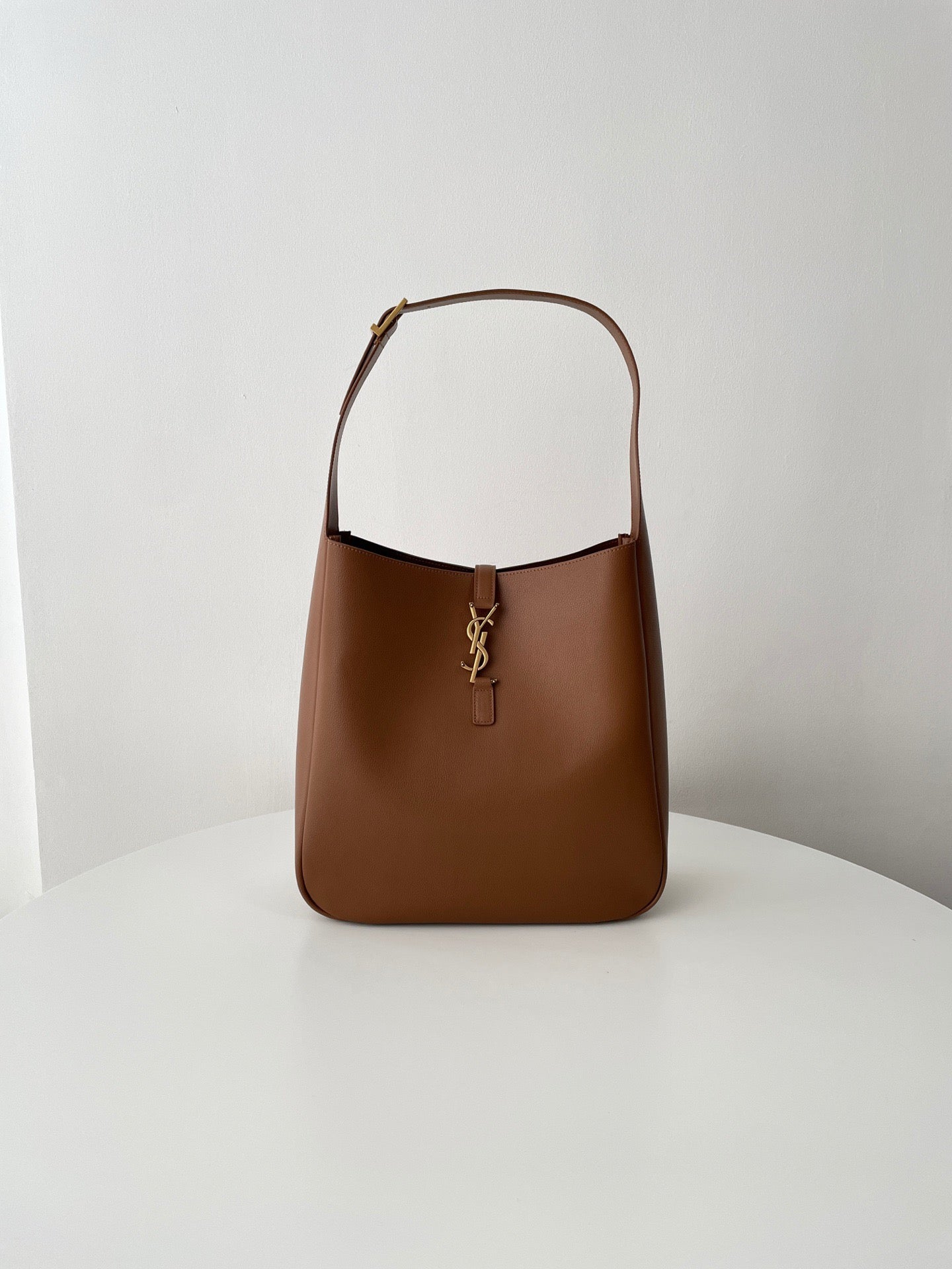 생로랑 LE 5À7 서플 라지 그레인 레더