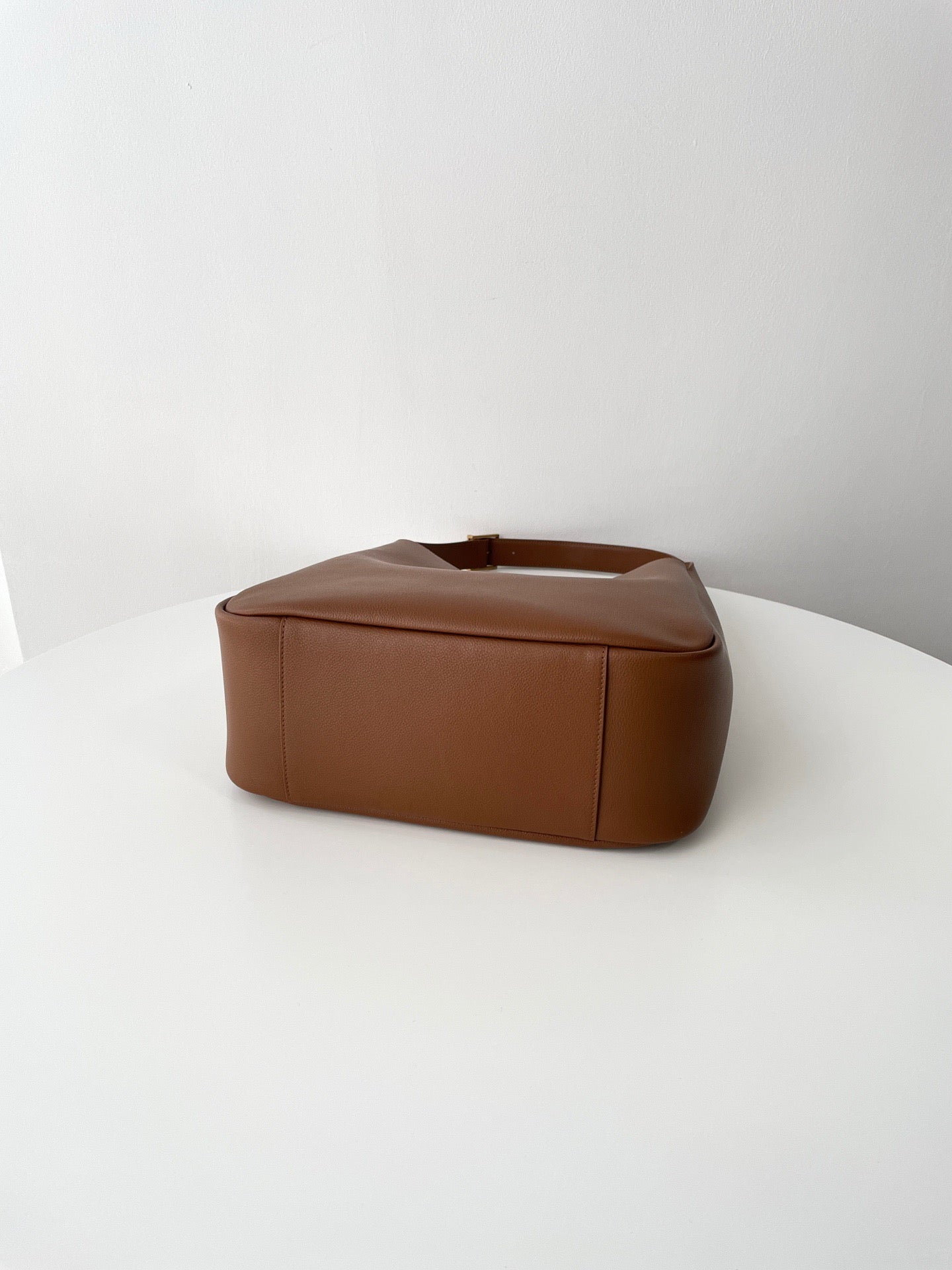 생로랑 LE 5À7 서플 라지 그레인 레더