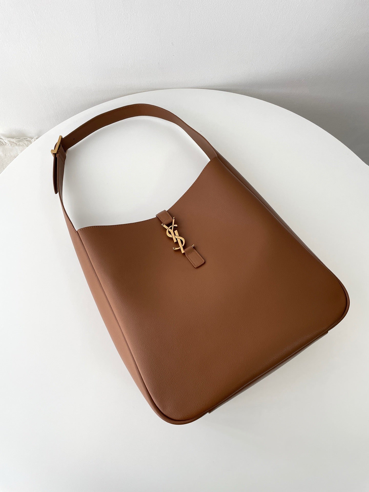 생로랑 LE 5À7 서플 라지 그레인 레더