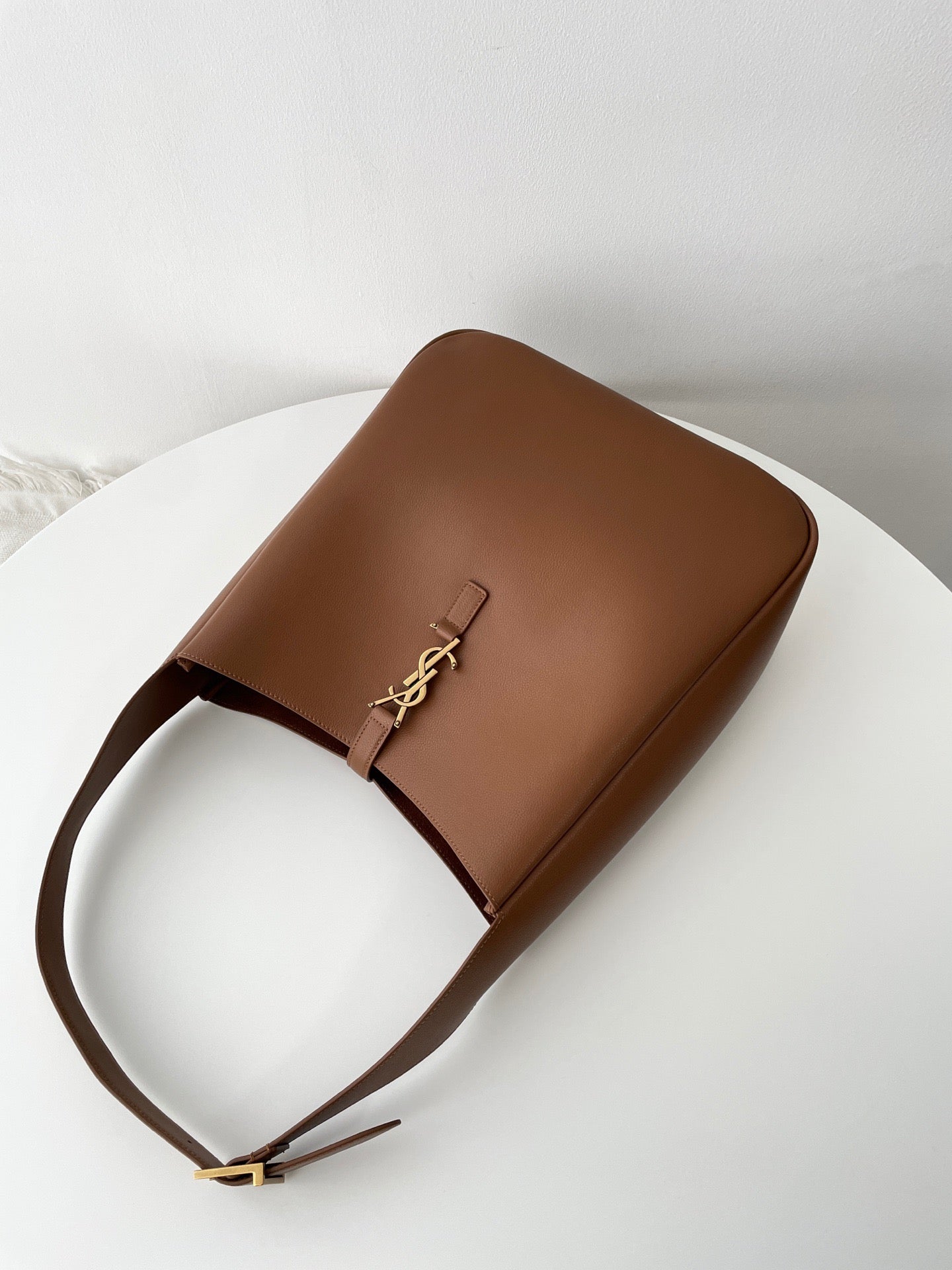 생로랑 LE 5À7 서플 라지 그레인 레더