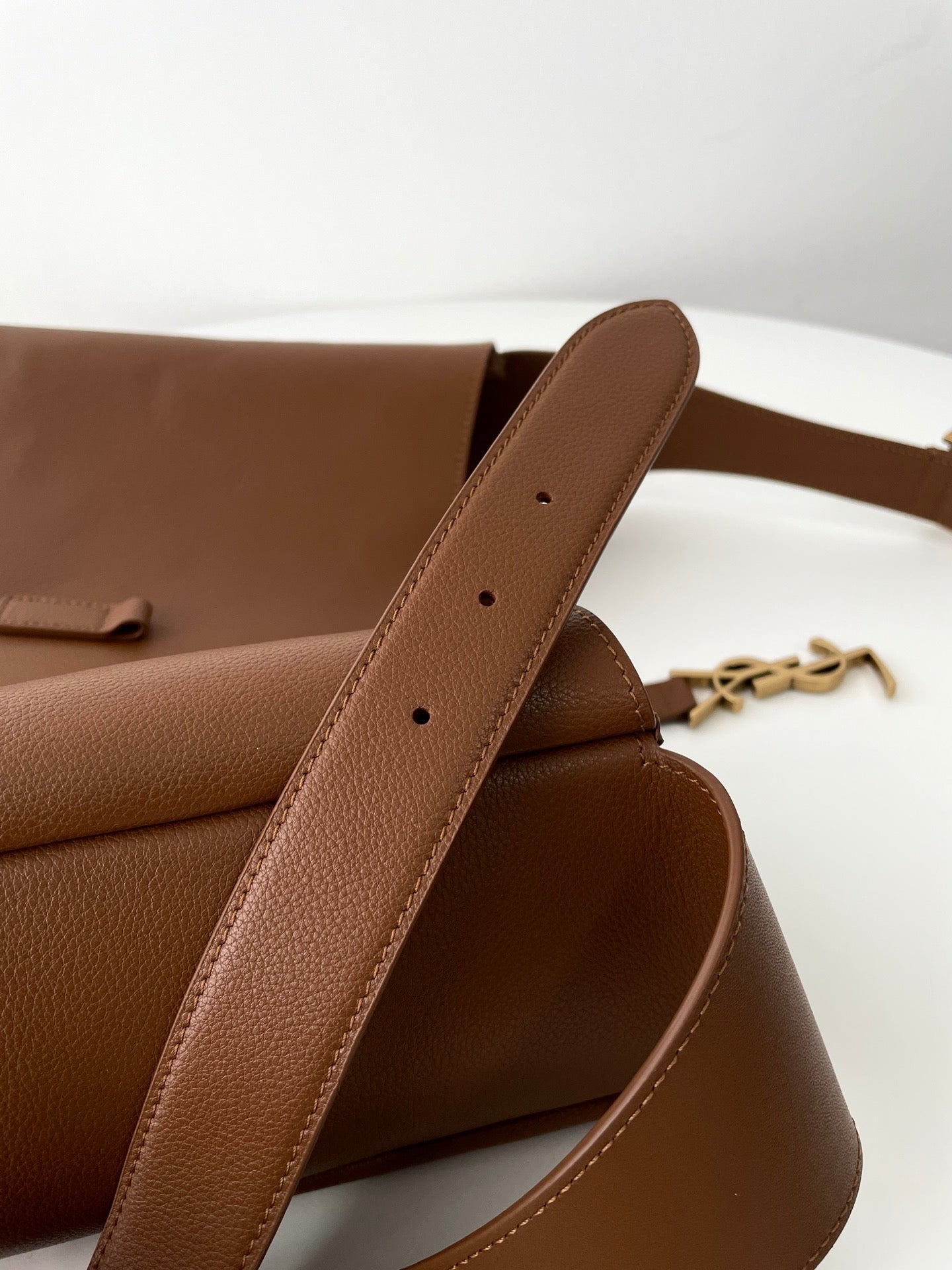 생로랑 LE 5À7 서플 라지 그레인 레더