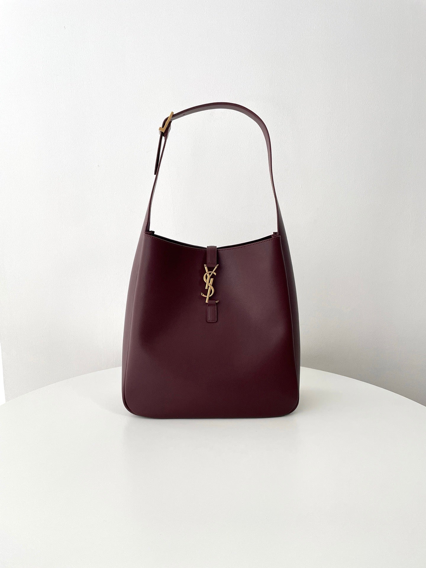 생로랑 LE 5À7 서플 라지 그레인 레더