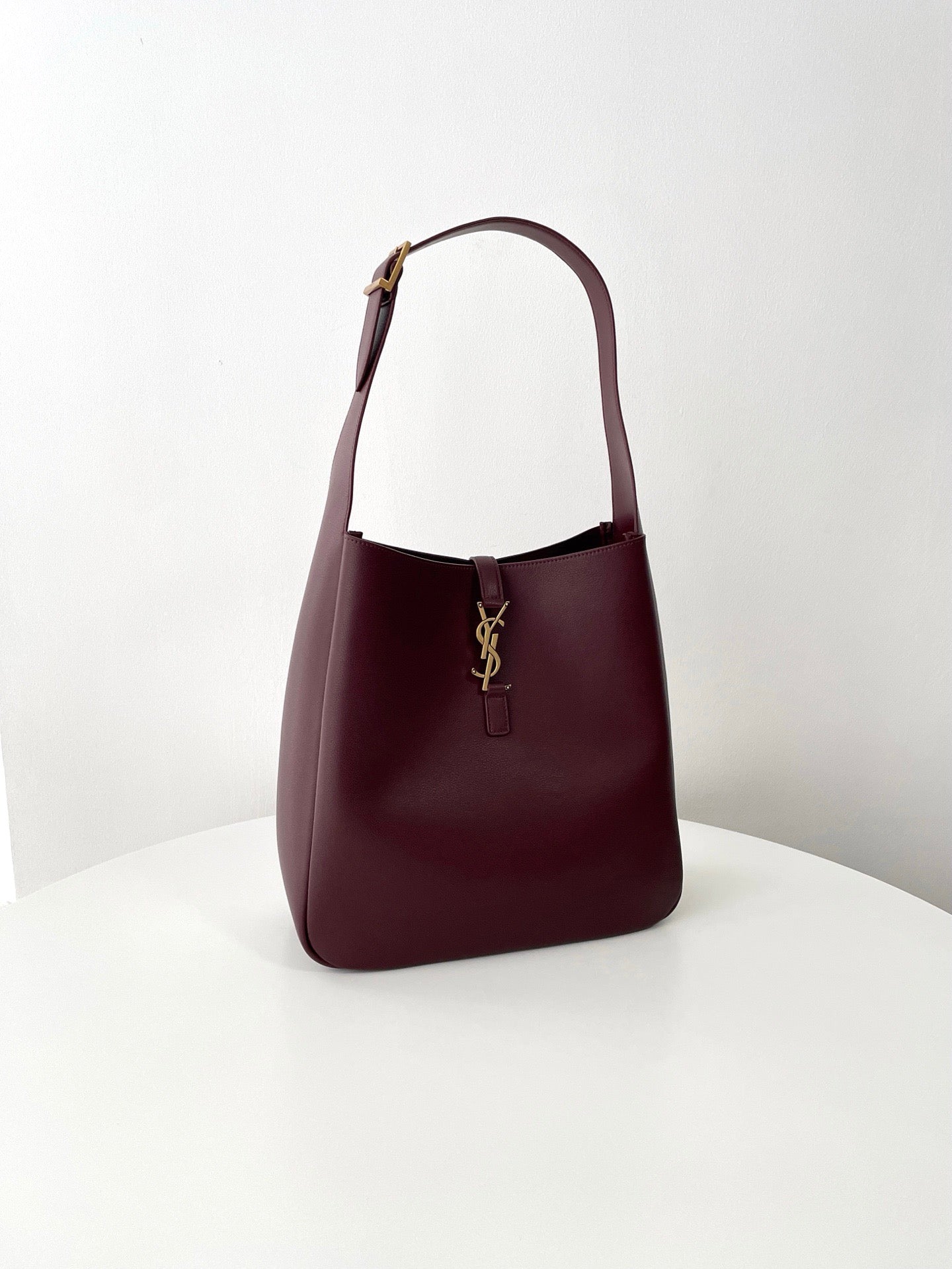 생로랑 LE 5À7 서플 라지 그레인 레더