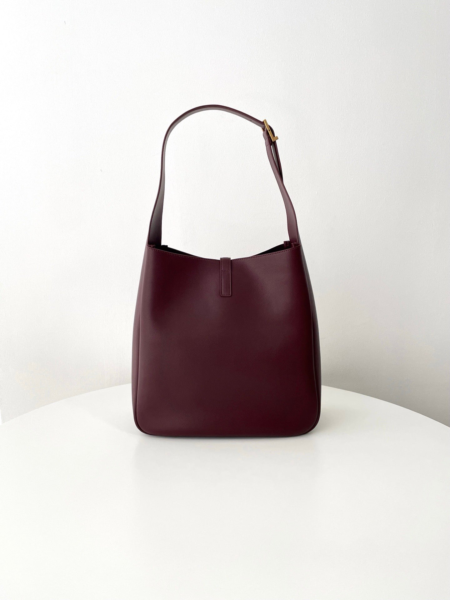 생로랑 LE 5À7 서플 라지 그레인 레더