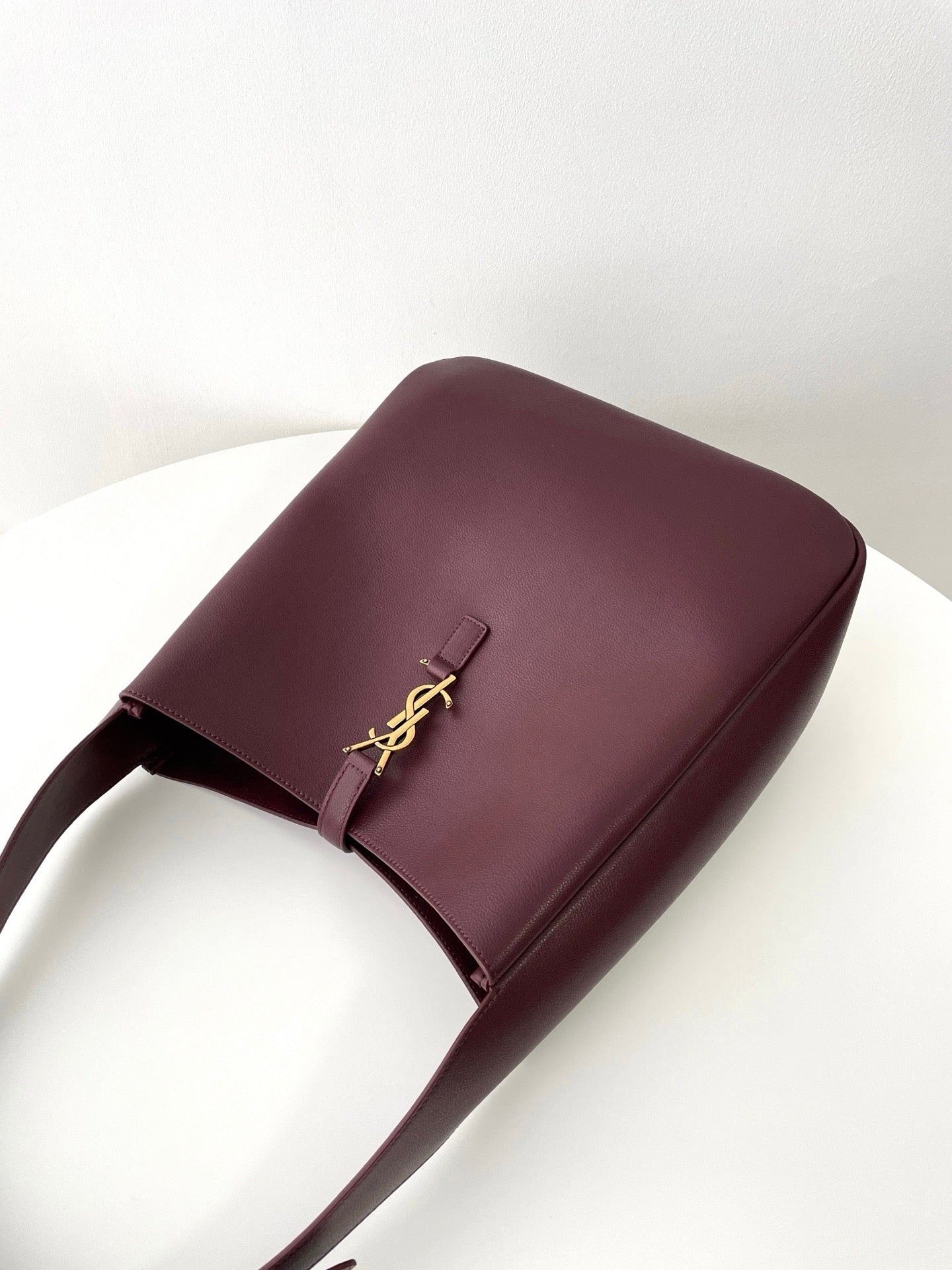 생로랑 LE 5À7 서플 라지 그레인 레더