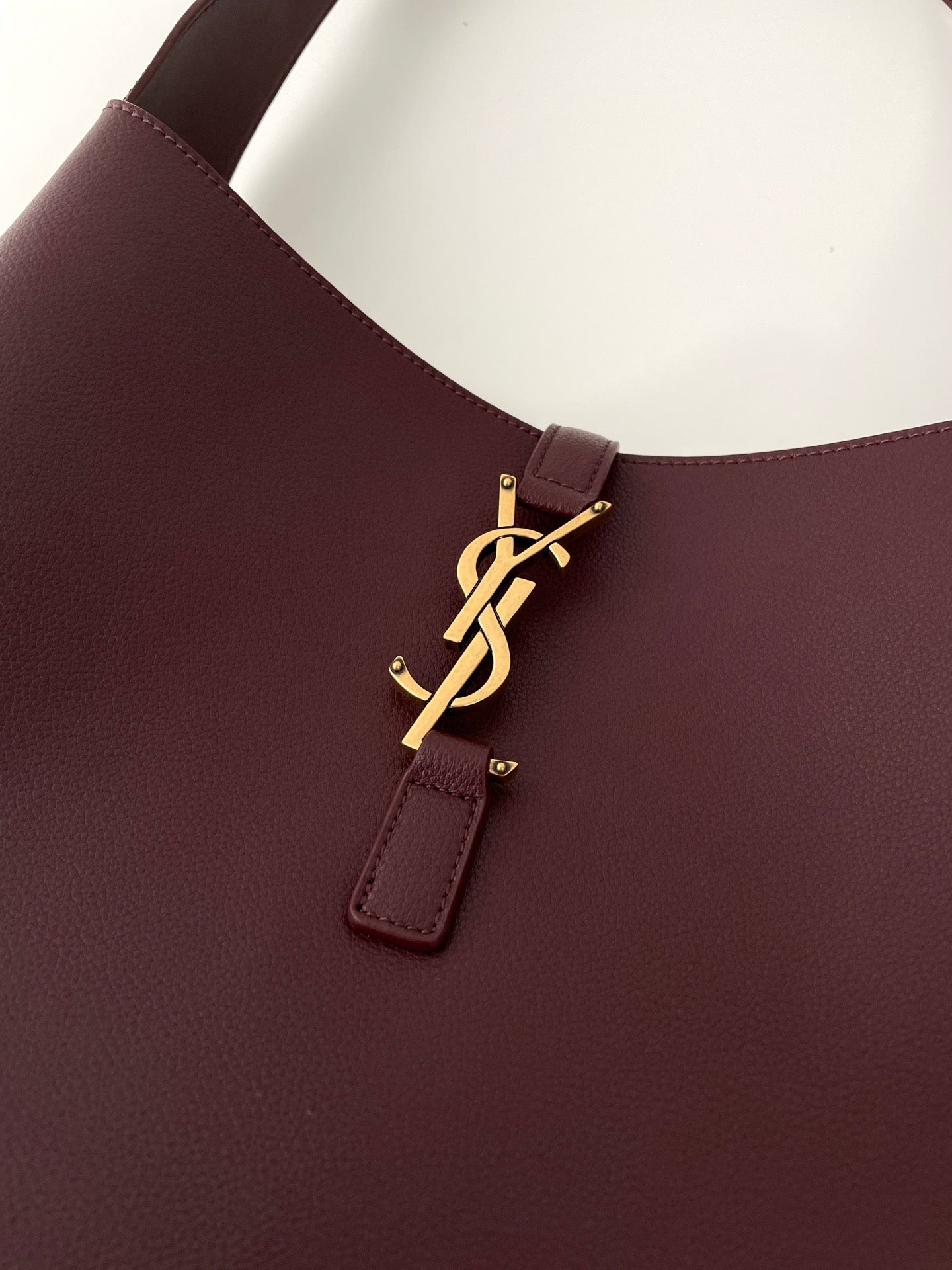 생로랑 LE 5À7 서플 라지 그레인 레더