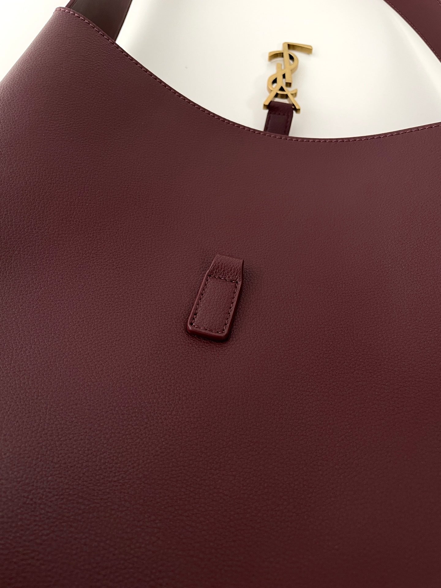 생로랑 LE 5À7 서플 라지 그레인 레더