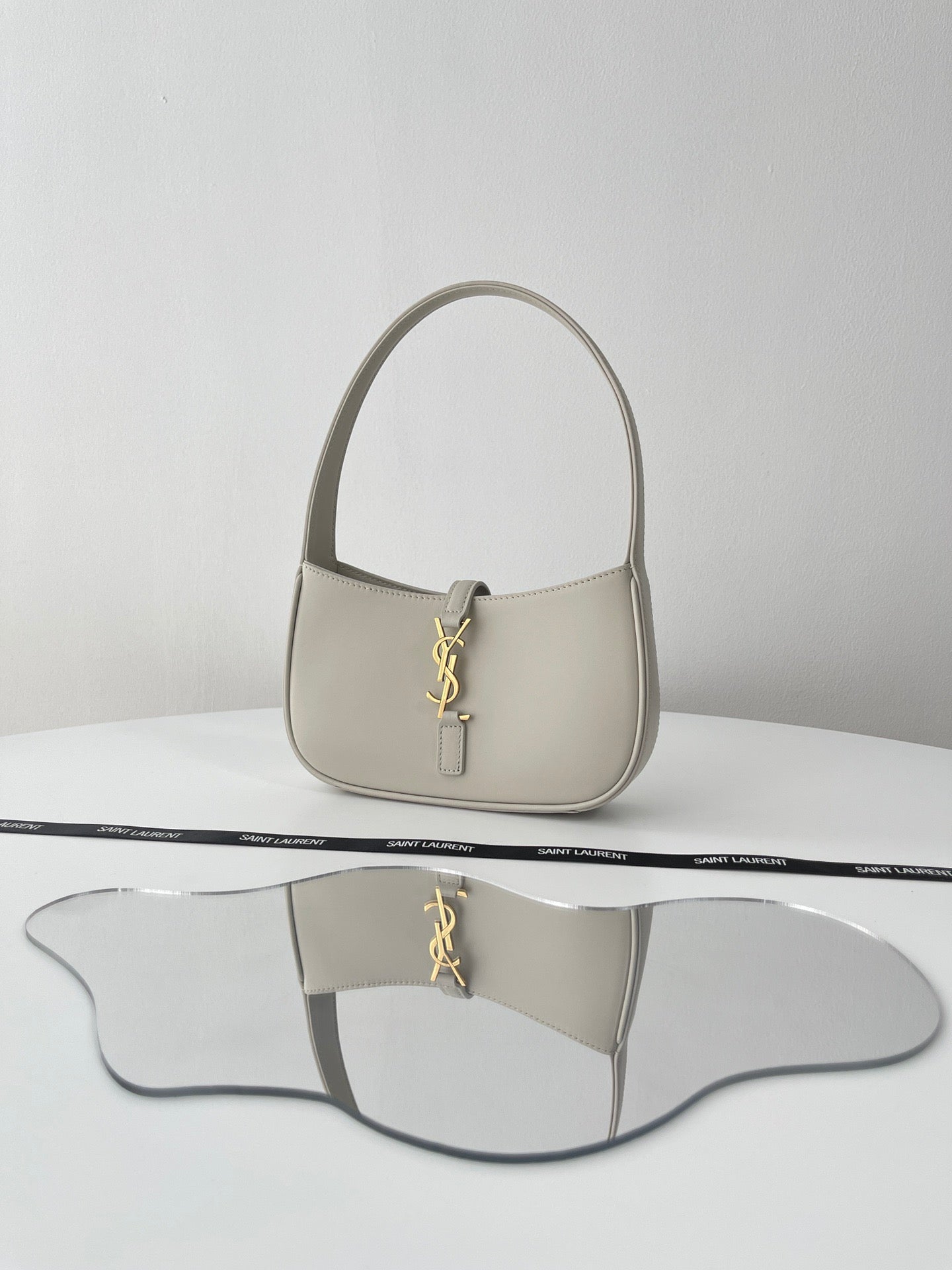 생로랑 LE 5À7 호보 숄더백 스무스 레더 미니