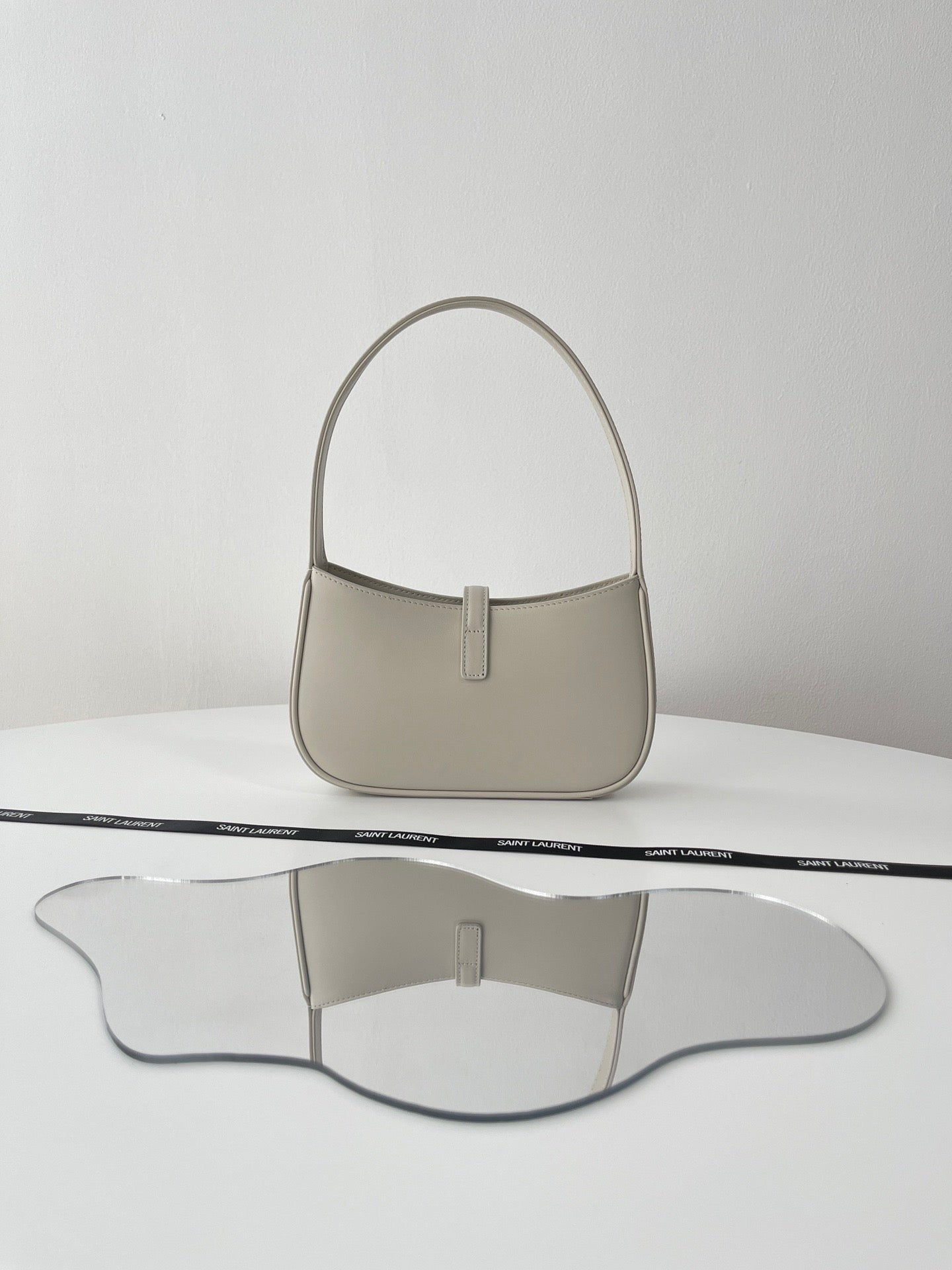 생로랑 LE 5À7 호보 숄더백 스무스 레더 미니
