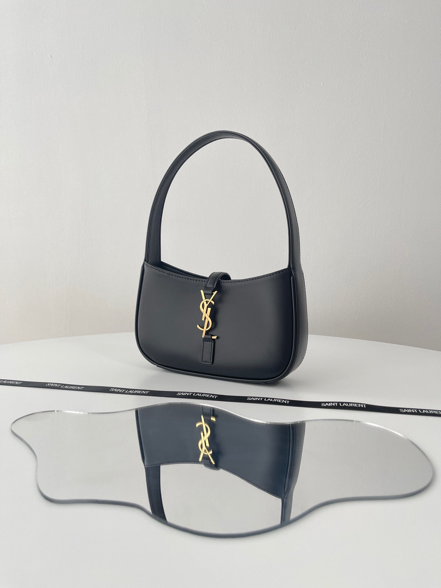 생로랑 LE 5À7 호보 숄더백 스무스 레더 미니