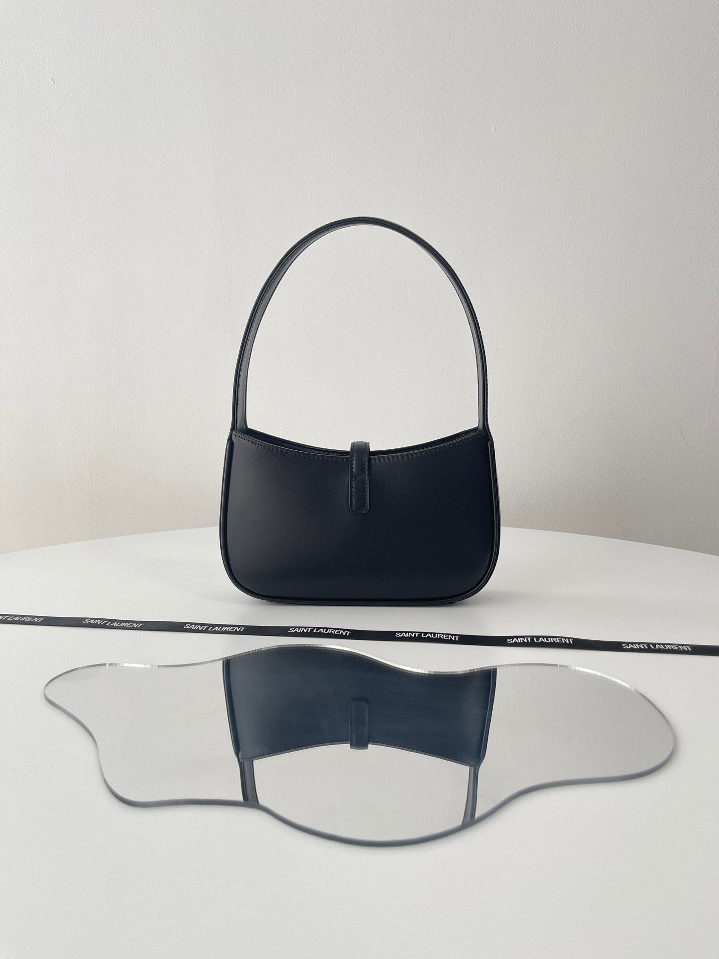 생로랑 LE 5À7 호보 숄더백 스무스 레더 미니