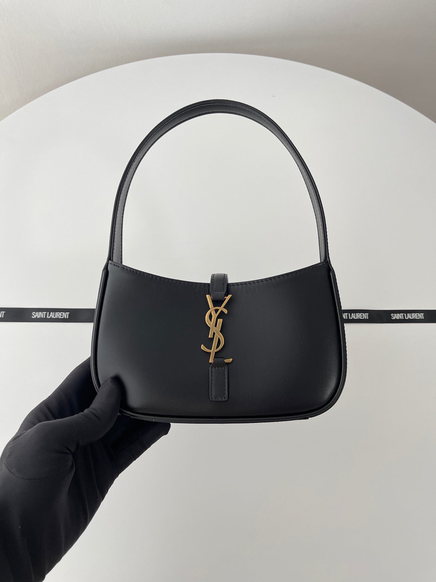 생로랑 LE 5À7 호보 숄더백 스무스 레더 미니