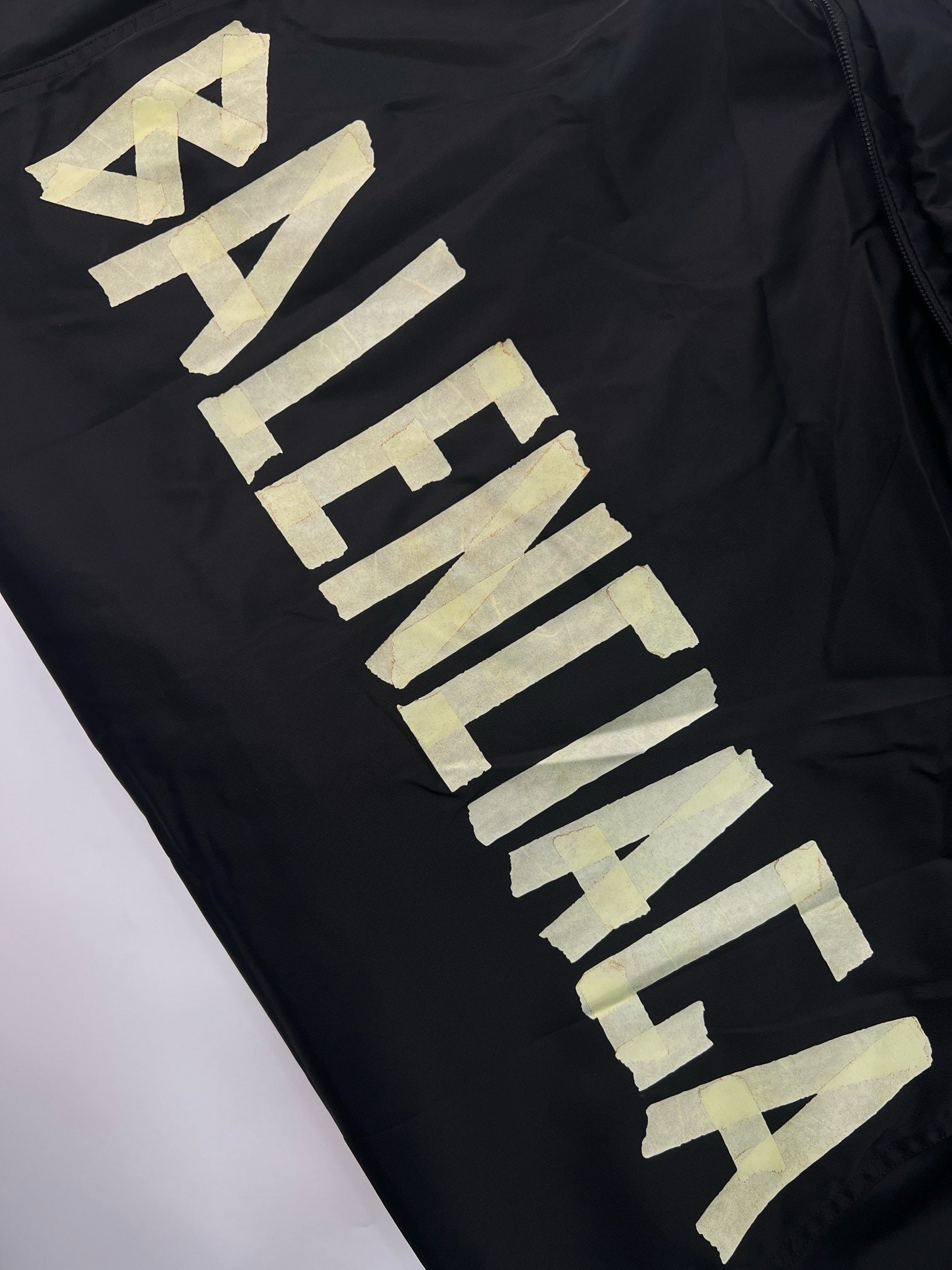 발렌시아가 테이프 타입 윈드브레이커