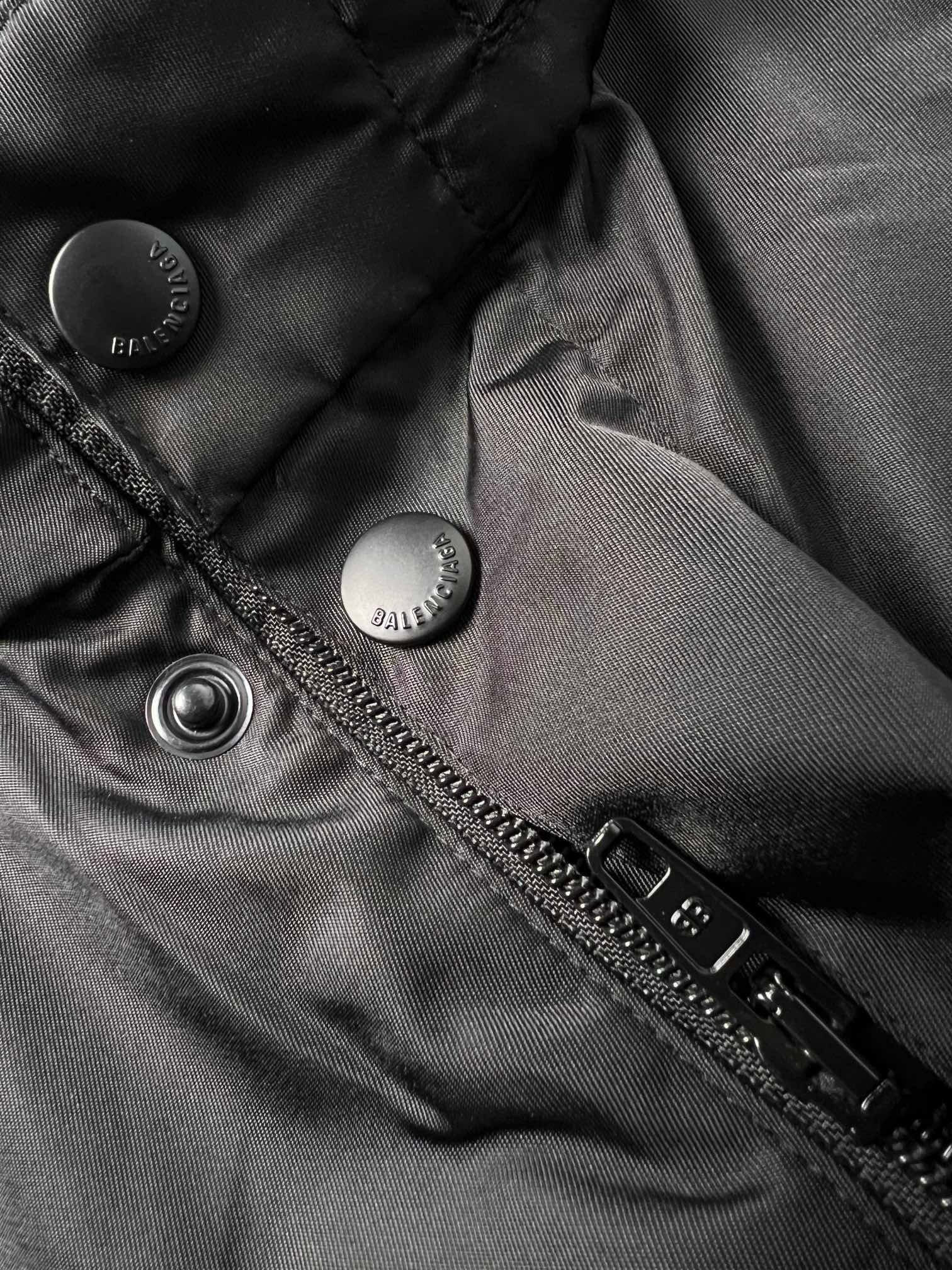 발렌시아가 테이프 타입 윈드브레이커