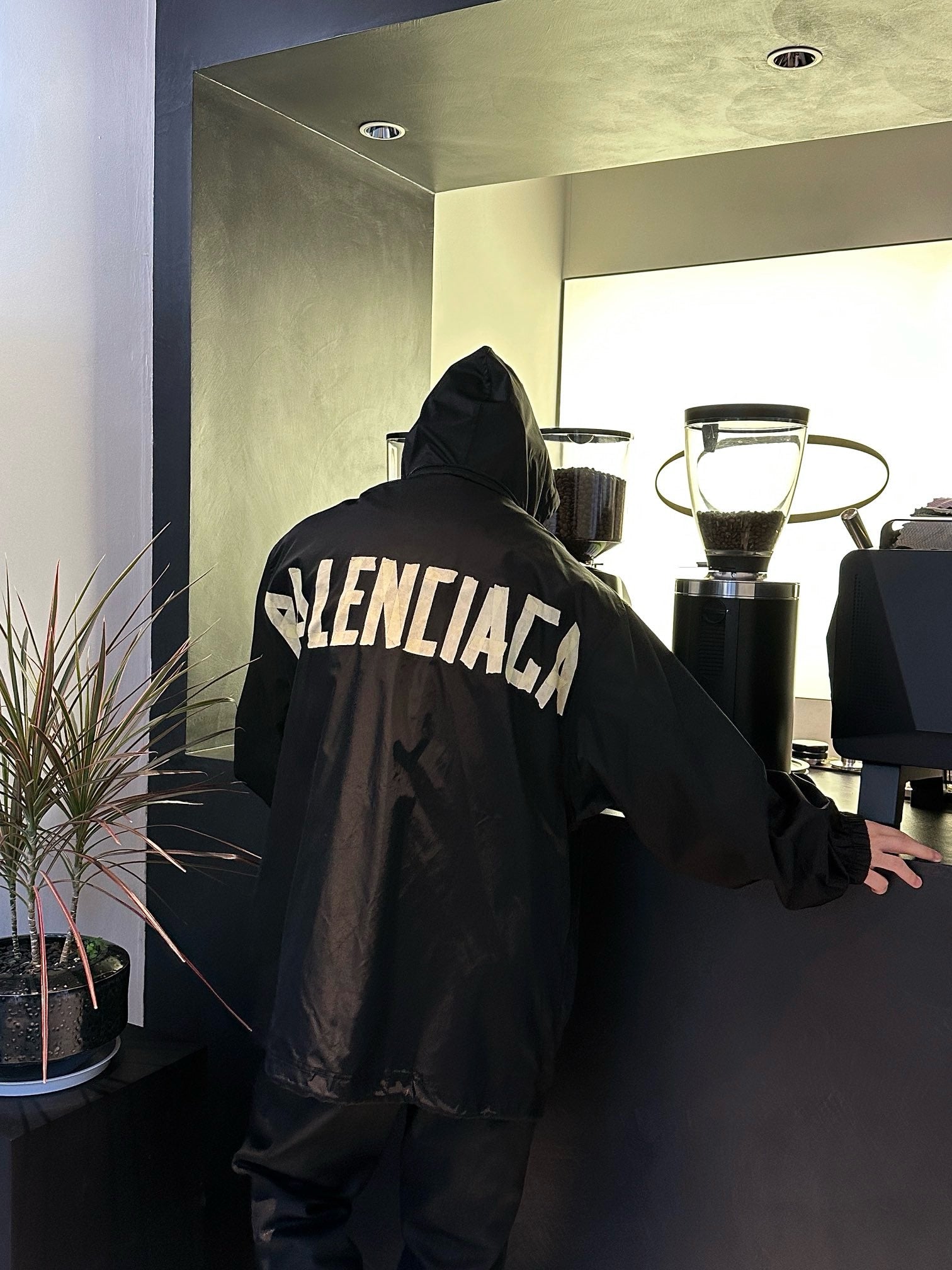 발렌시아가 테이프 타입 윈드브레이커