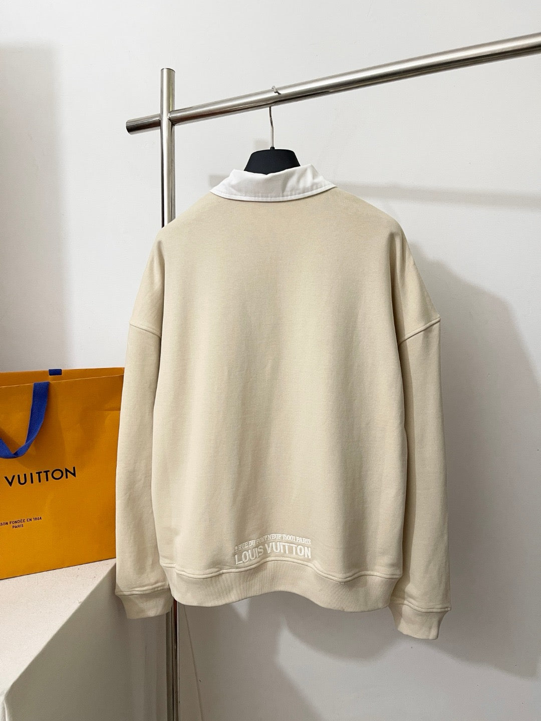 루이비통 엠벨리시드 하프 집 맨투맨