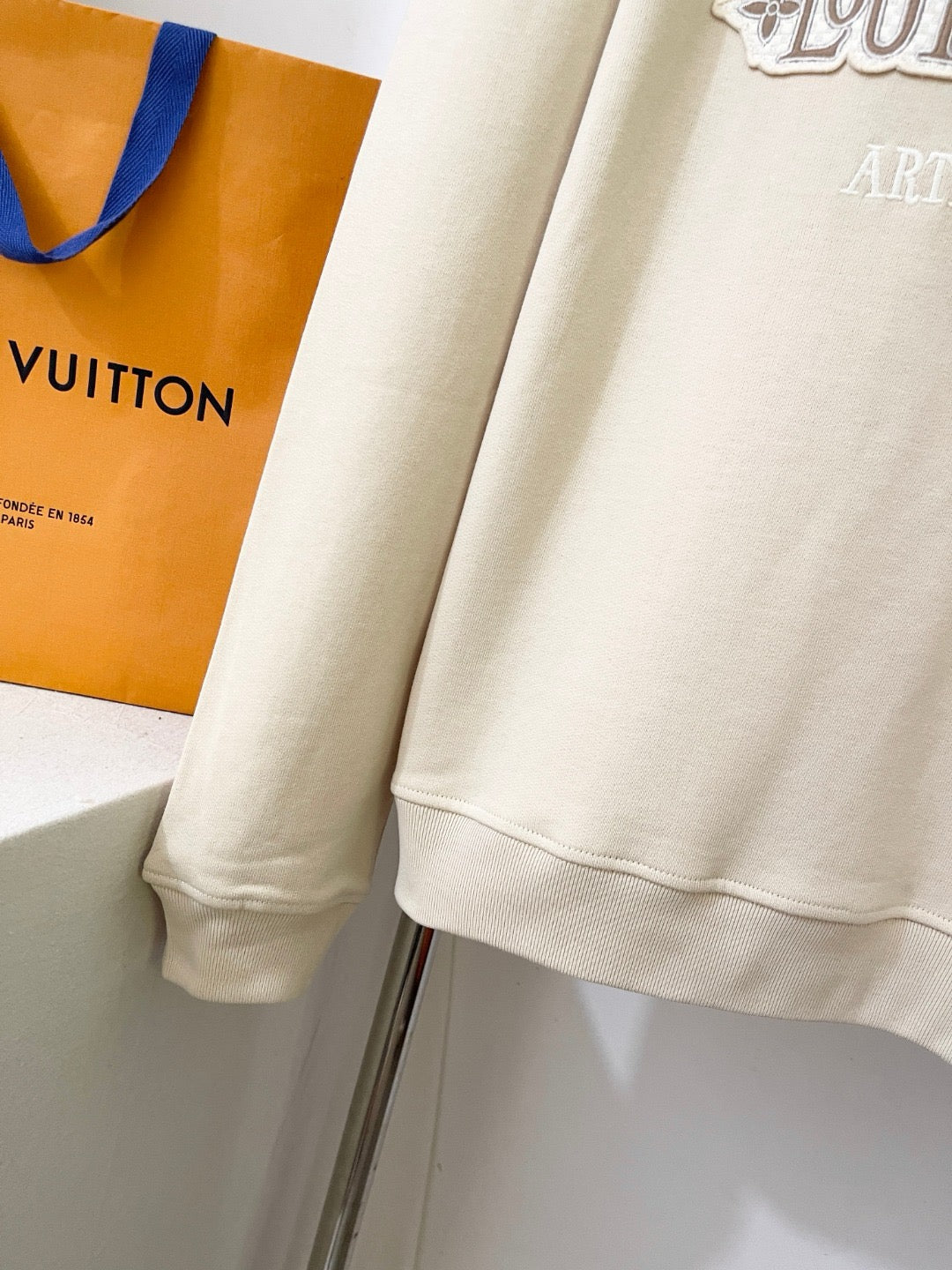 루이비통 엠벨리시드 하프 집 맨투맨