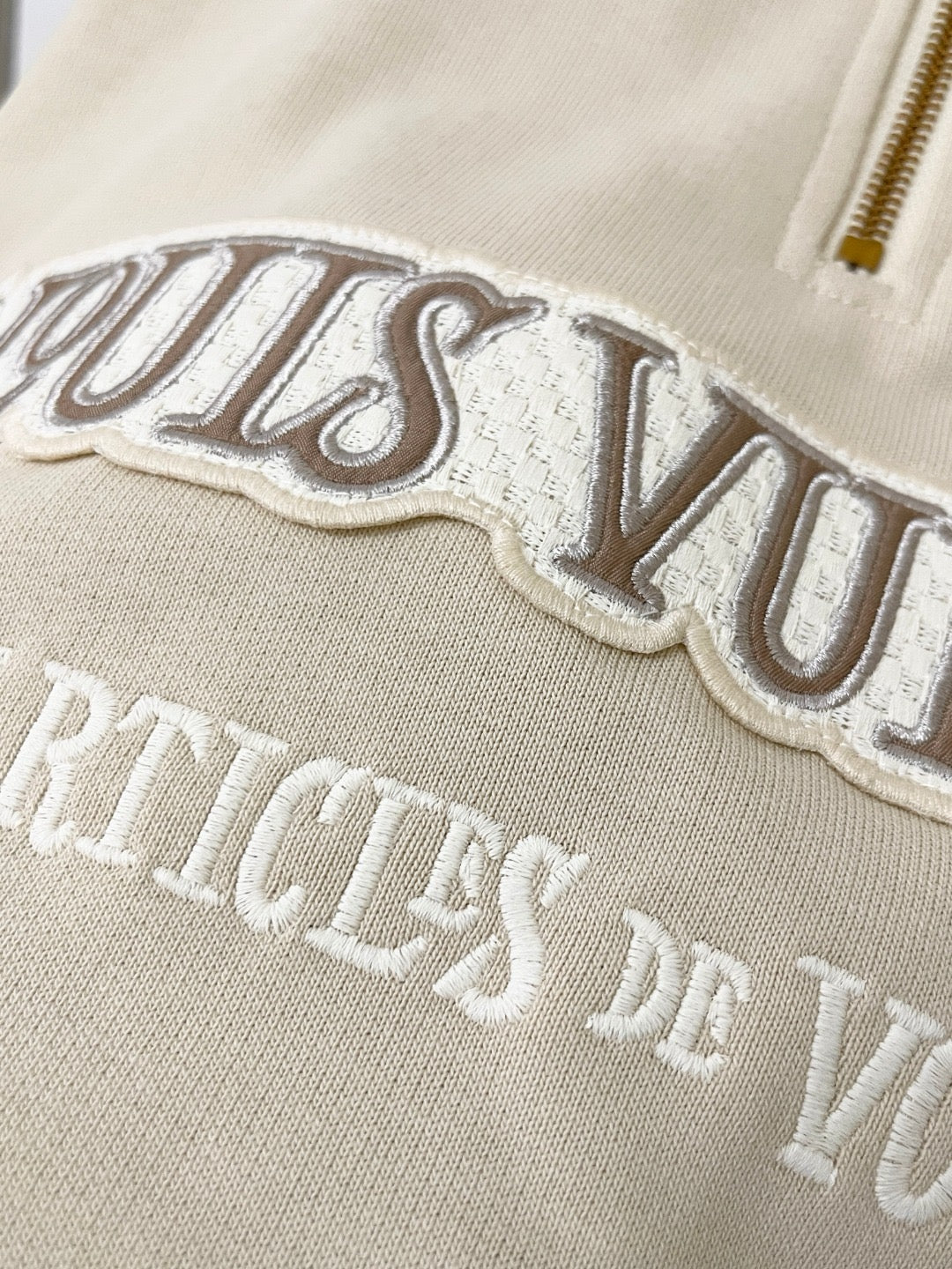 루이비통 엠벨리시드 하프 집 맨투맨