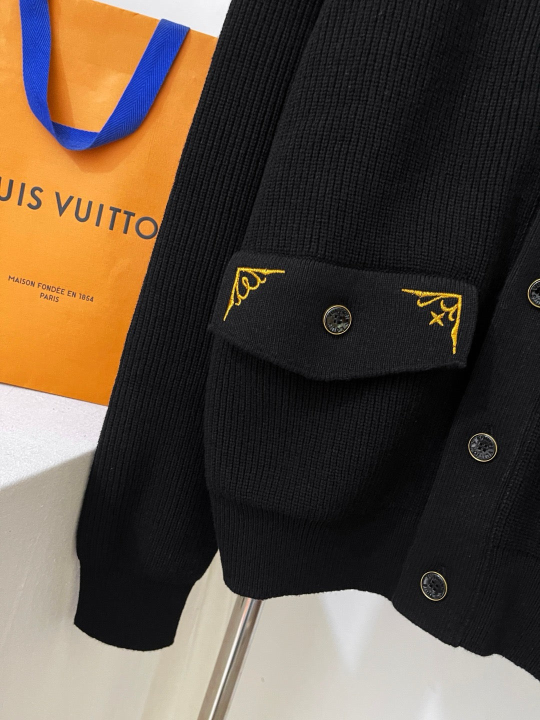 루이비통 엠브로이더드 시그니처 가디건