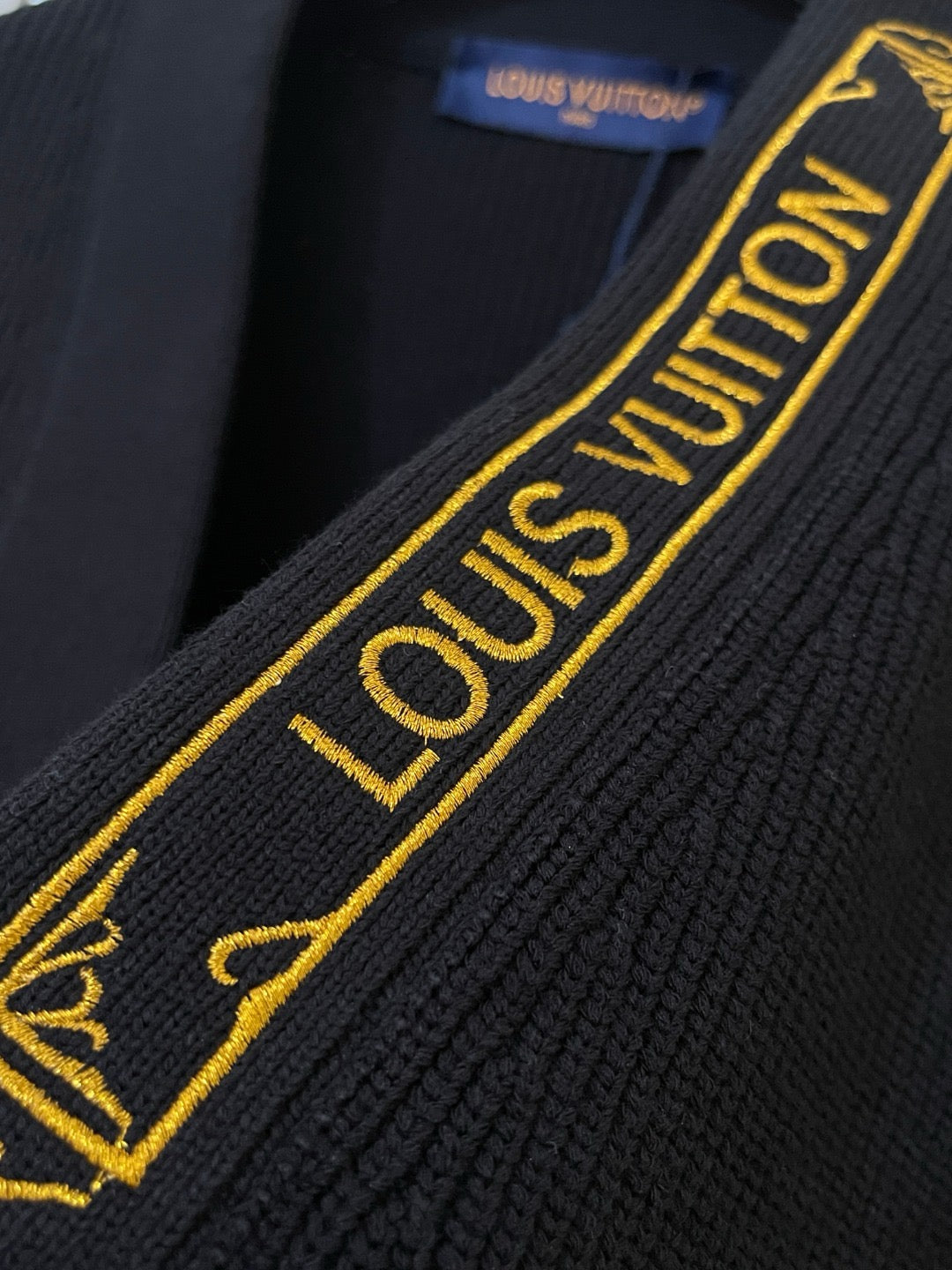 루이비통 엠브로이더드 시그니처 가디건