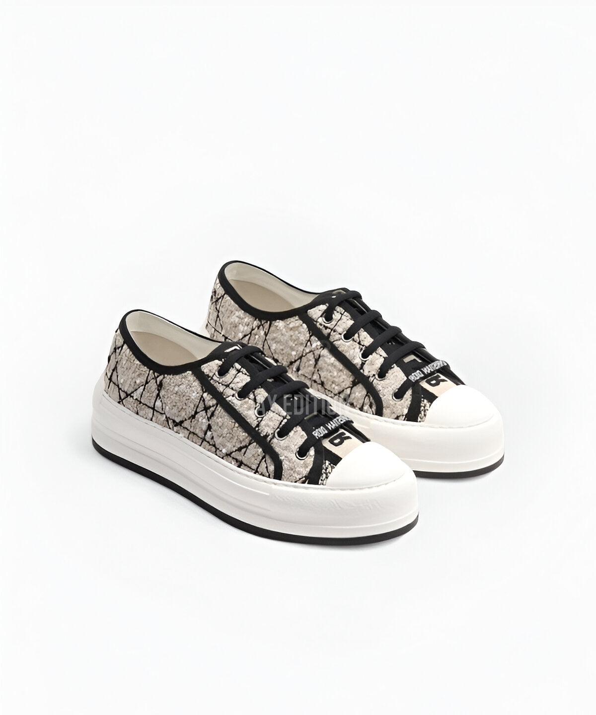 디올 워크 앤 디올 플랫폼 스니커즈 화이트 캔버스와 볼드한 플랫폼 솔 디테일