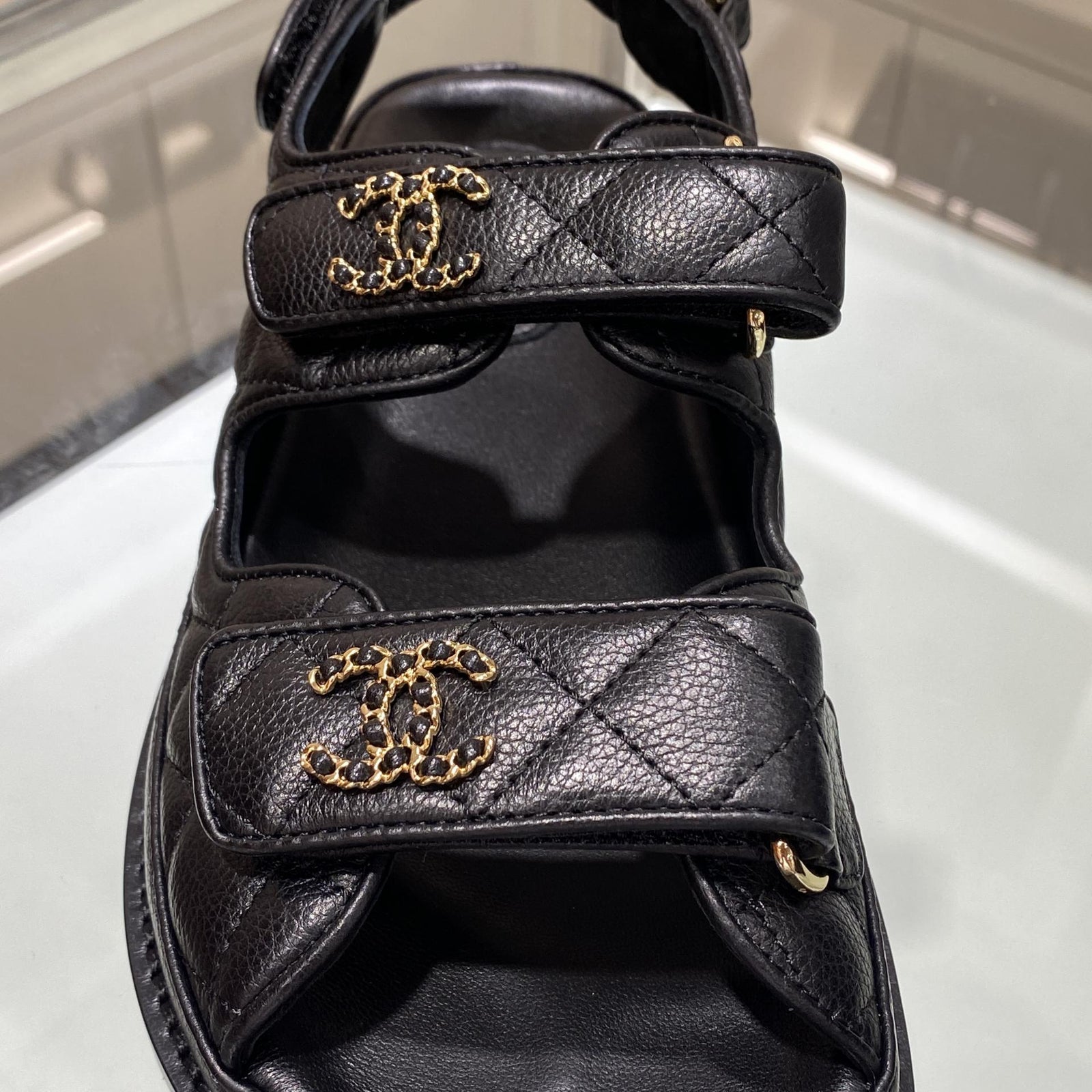 샤넬 크루즈 벨크로 가죽 샌들