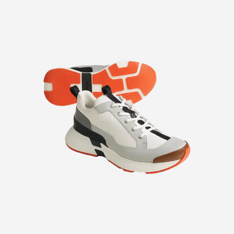 화이트 베이스에 레드와 오렌지 컬러 포인트가 감각적인 에르메스 휴고 멀티컬러 스니커즈