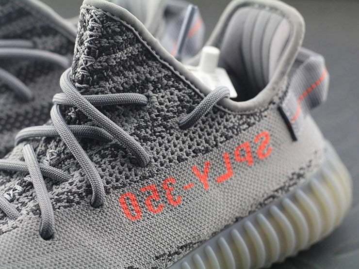 YEEZY 350 V2 벨루가