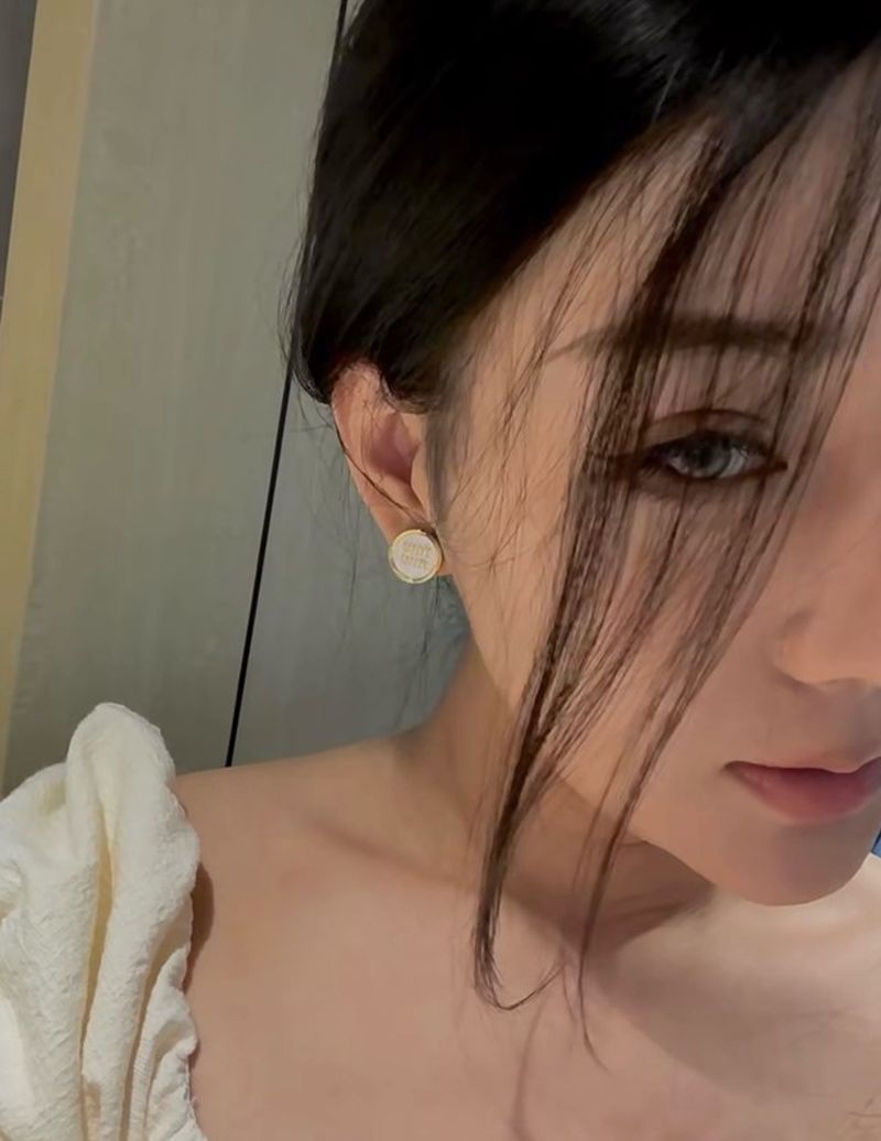 미우미우 에나멜 메탈 귀걸이