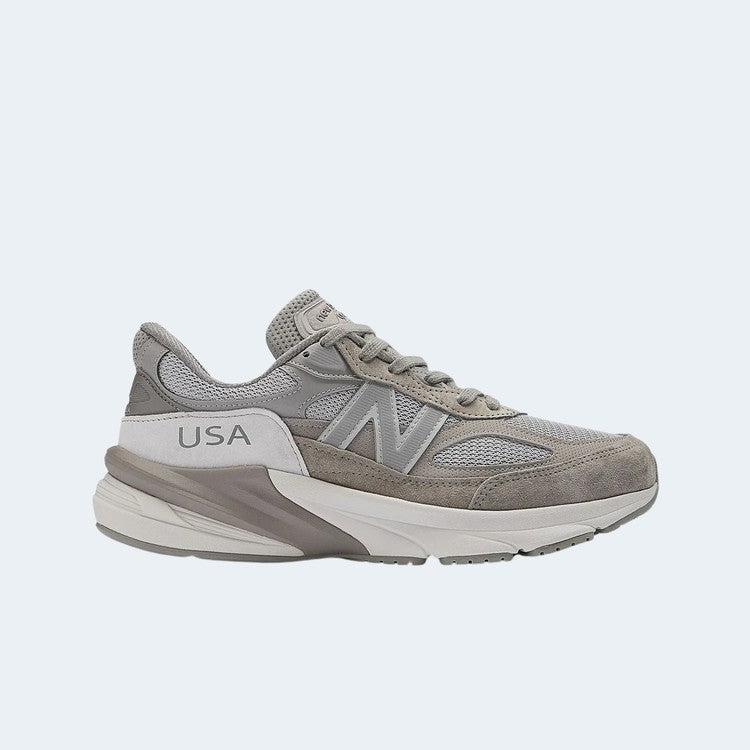 뉴발란스 × 더블탭스 990v6 메이드 인 USA 문 미스트 미라지 그레이, 미라지 그레이와 문 미스트 컬러 조합이 독창적인 더블탭스 협업 모델