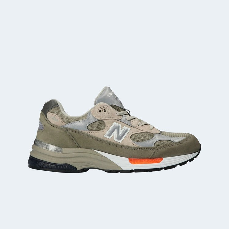더블탭스×뉴발란스 992 메이드 인 USA 올리브, 밀리터리 감성의 올리브 컬러와 클래식한 스웨이드 디테일이 조화를 이루는 협업 한정판