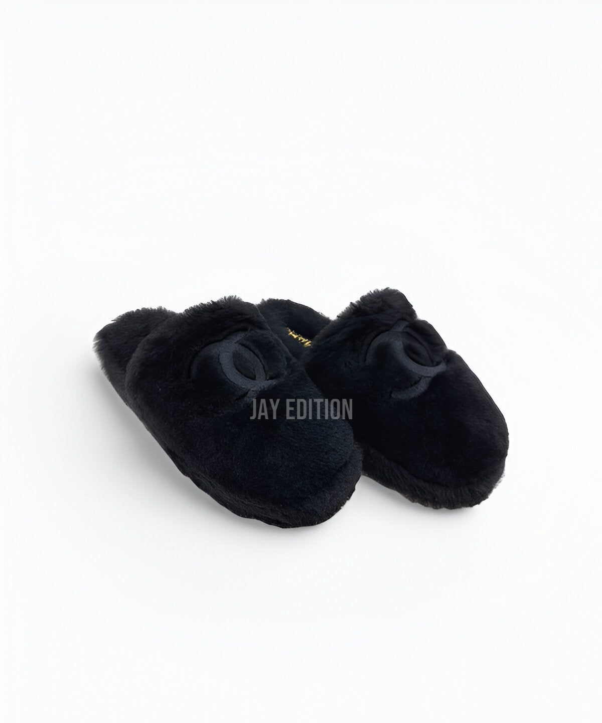 샤넬 퍼 슬리퍼 부드러운 퍼 소재 블랙 컬러 더블 C 로고 장식 고급스러운 겨울용 슬리퍼