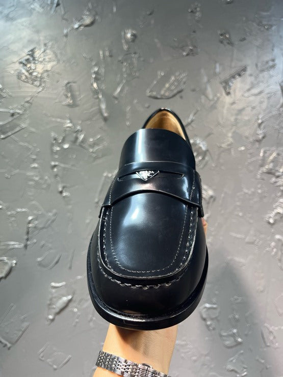 프라다 브러시드 가죽 로퍼