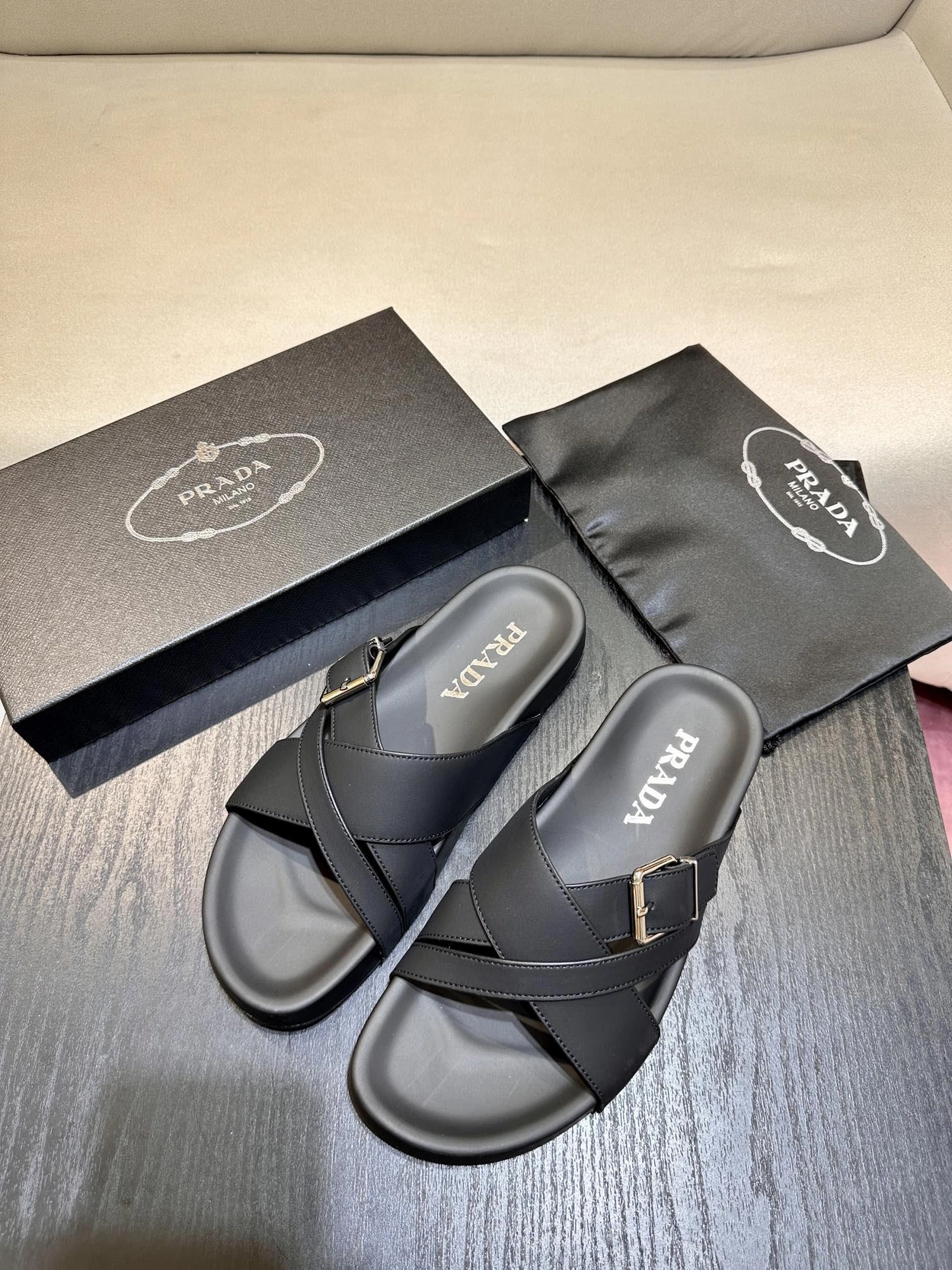 프라다 브러시드 슬라이드 슬리퍼