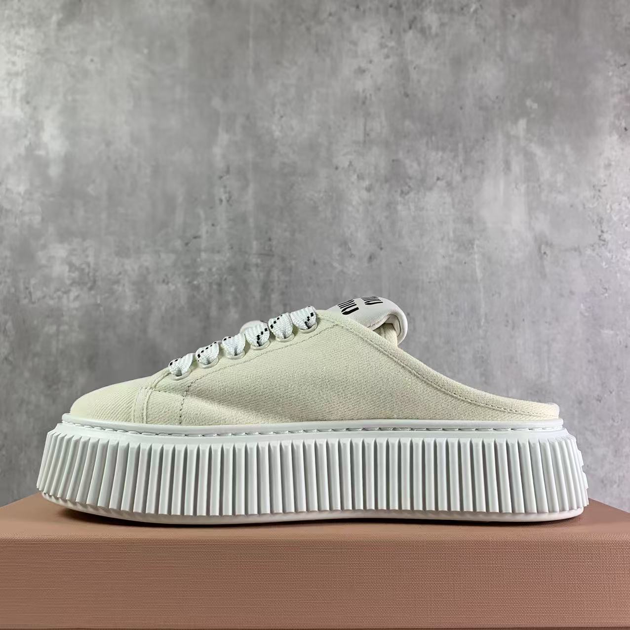 국내) 미우미우 데님 스니커즈 뮬 35