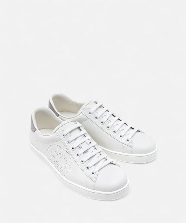 구찌 로고 스니커즈, 심플한 화이트 가죽 어퍼에 컬러풀한 GUCCI 로고 프린트가 돋보이는 로우탑 스니커즈