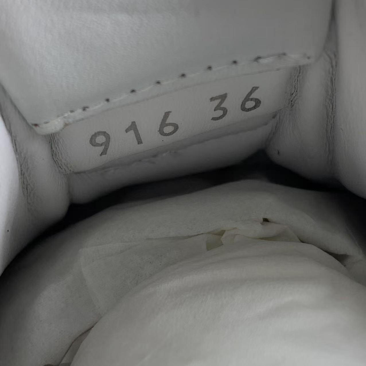 국내) 미우미우 블리치드 가죽 스니커즈 / 36