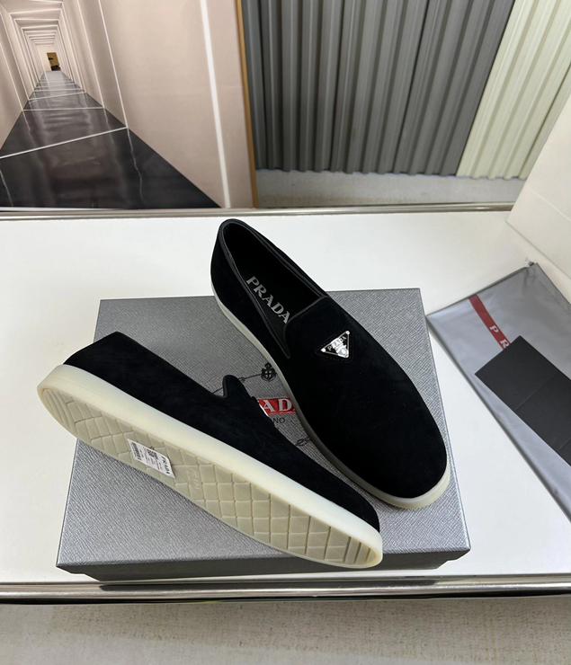 프라다 스웨이드 슬립온 로퍼