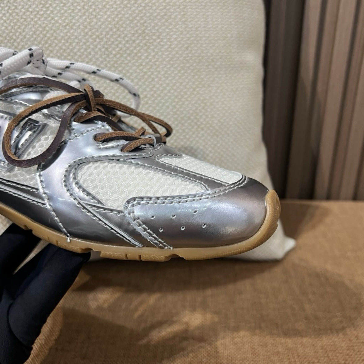 뉴발란스 x 미우 미우 530 SL 메탈릭 레더 앤 메쉬 스니커즈 실버