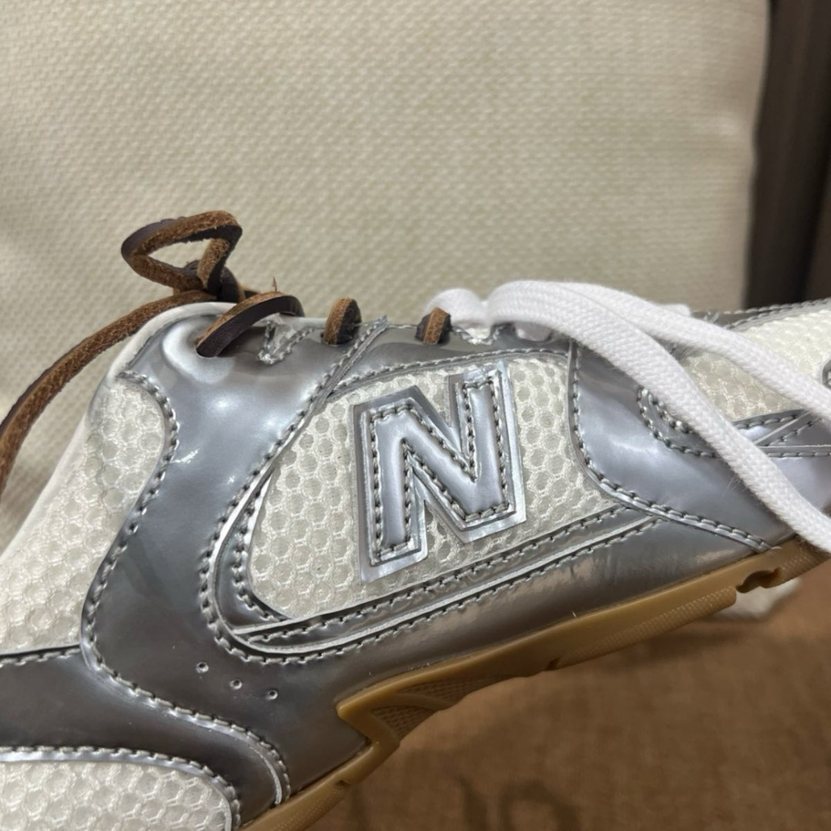 뉴발란스 x 미우 미우 530 SL 메탈릭 레더 앤 메쉬 스니커즈 실버