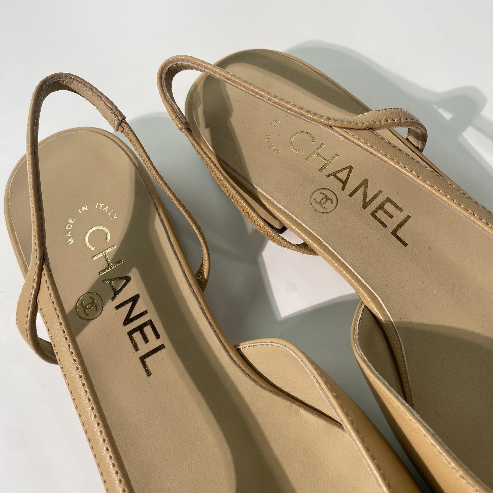국내) 샤넬 투톤 플랫 슬링백 / 베이지 < 37 2개 >